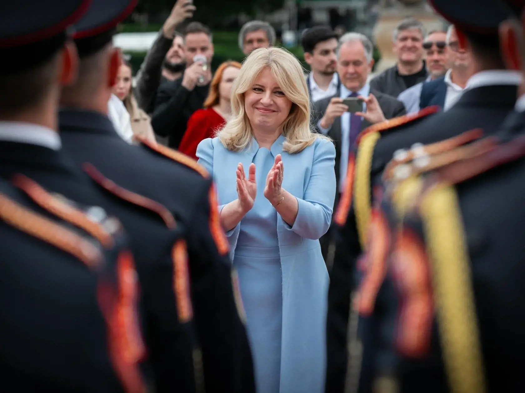 V rozkvitnutej záhrade Prezidentského paláca sa Zuzana Čaputová rozlúčila verejne s funkciou prezidentky.