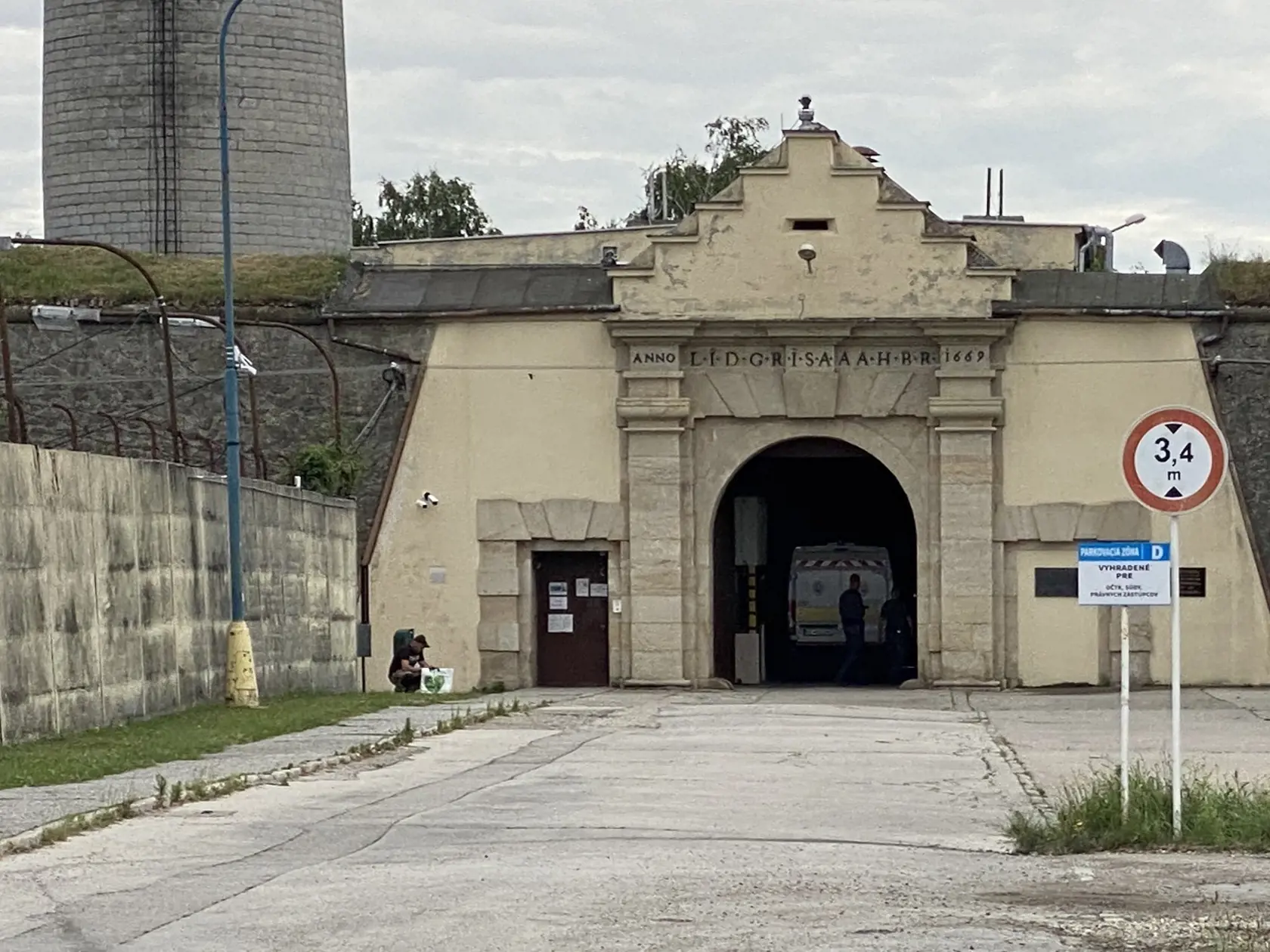 Hlavný vchod do leopodovskej väznice. Lemuje ho obranný múr vysoký takmer desať metrov.