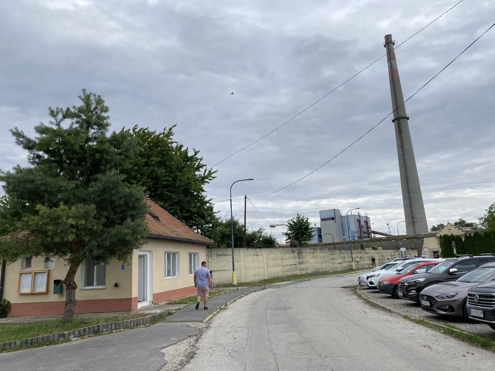 Pred hlavným vchodom do leopoldovskej väznice je domček pre čakajúce návštevy.