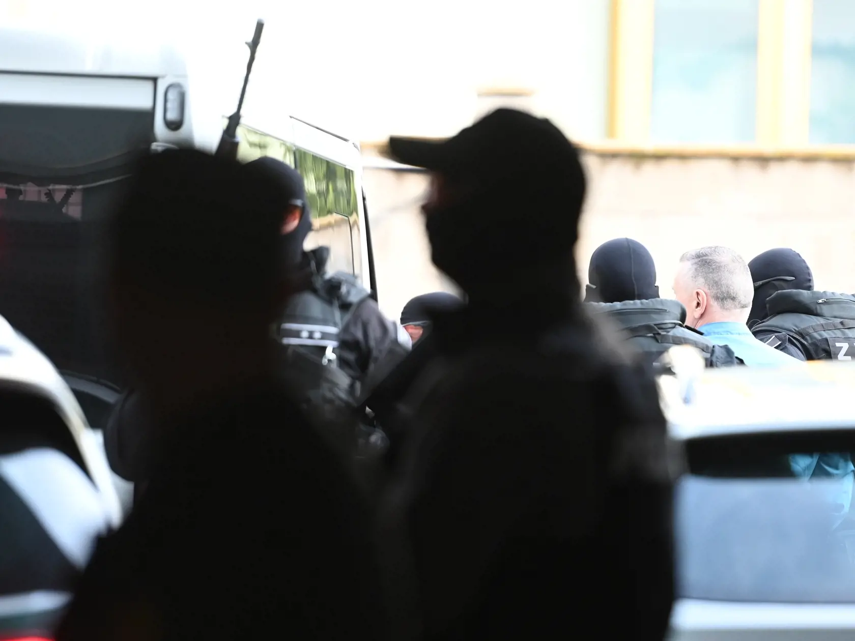 Na snímke príjazd eskorty na verejné zasadnutie okresného súdu Trnava v trestnej veci odsúdeného Mikuláša Černáka o návrhu na podmienečné prepustenie z výkonu trestu odňatia slobody. V Piešťanoch dňa 25. apríla 2024. FOTO TASR
