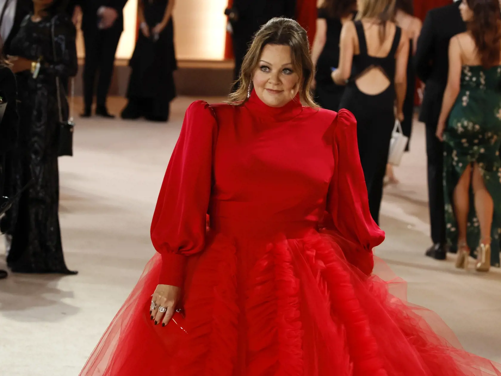 Herečka Melissa McCarthy (52) mala na sebe nadýchanú červenú róbu s dramatickými rukávmi, ktorá jej pridala zbytočné kilogramy.