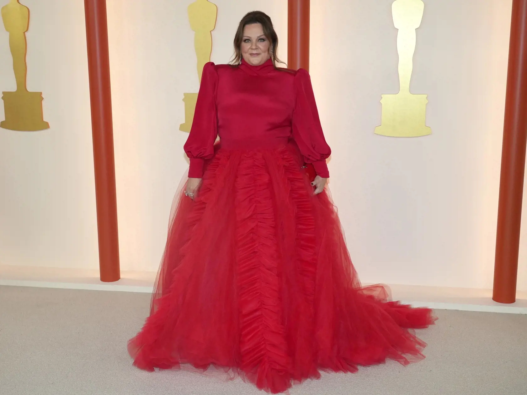 Herečka Melissa McCarthy (52) mala na sebe nadýchanú červenú róbu s dramatickými rukávmi, ktorá jej pridala zbytočné kilogramy.