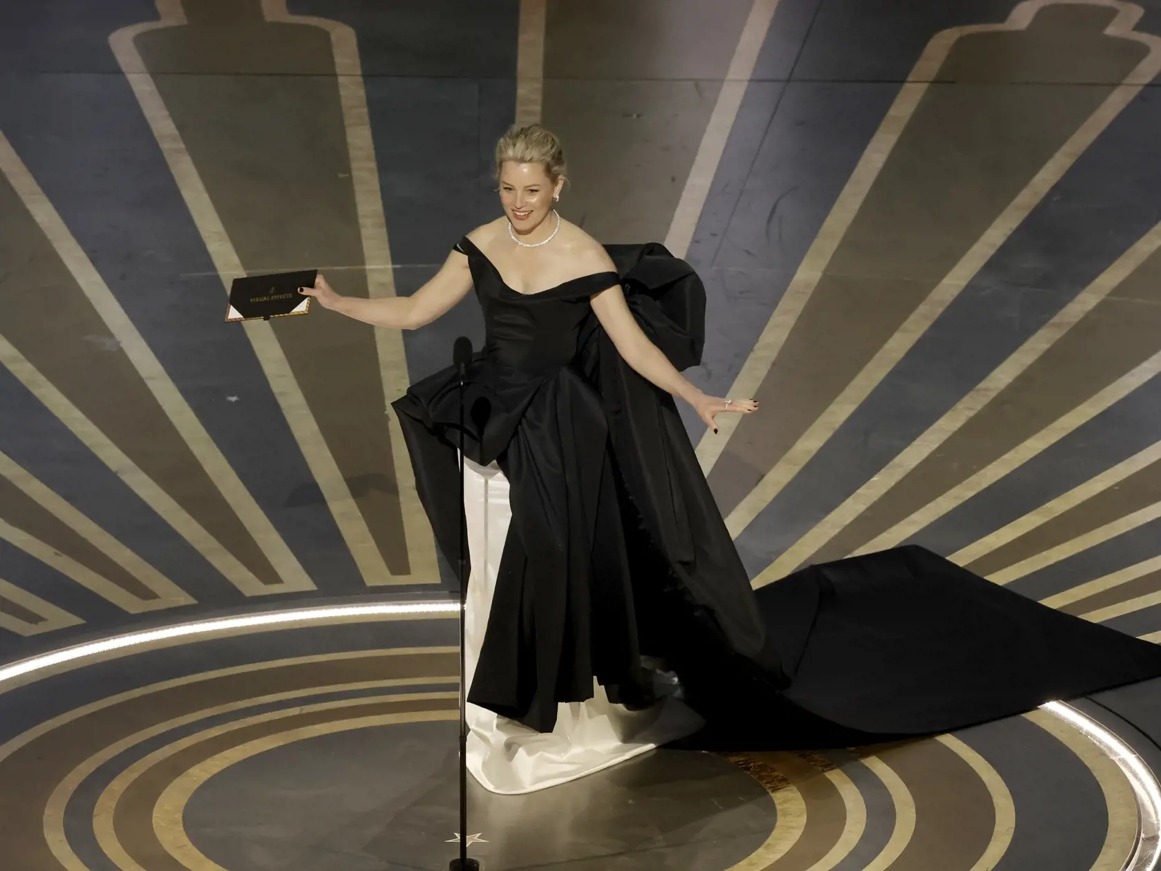 Hviezda filmov Hunger Games Elizabeth Banks (49) si obliekla čierno-biele vrstvené šaty, ktoré upútali pozornosť vo všetkých nesprávnych dôvodoch. Nafúknutá róba  s obrovskou vlečkou vzadu a nadmernými volánmi z nej spravila kráľovnú večera najhoršie oblečených dám.
