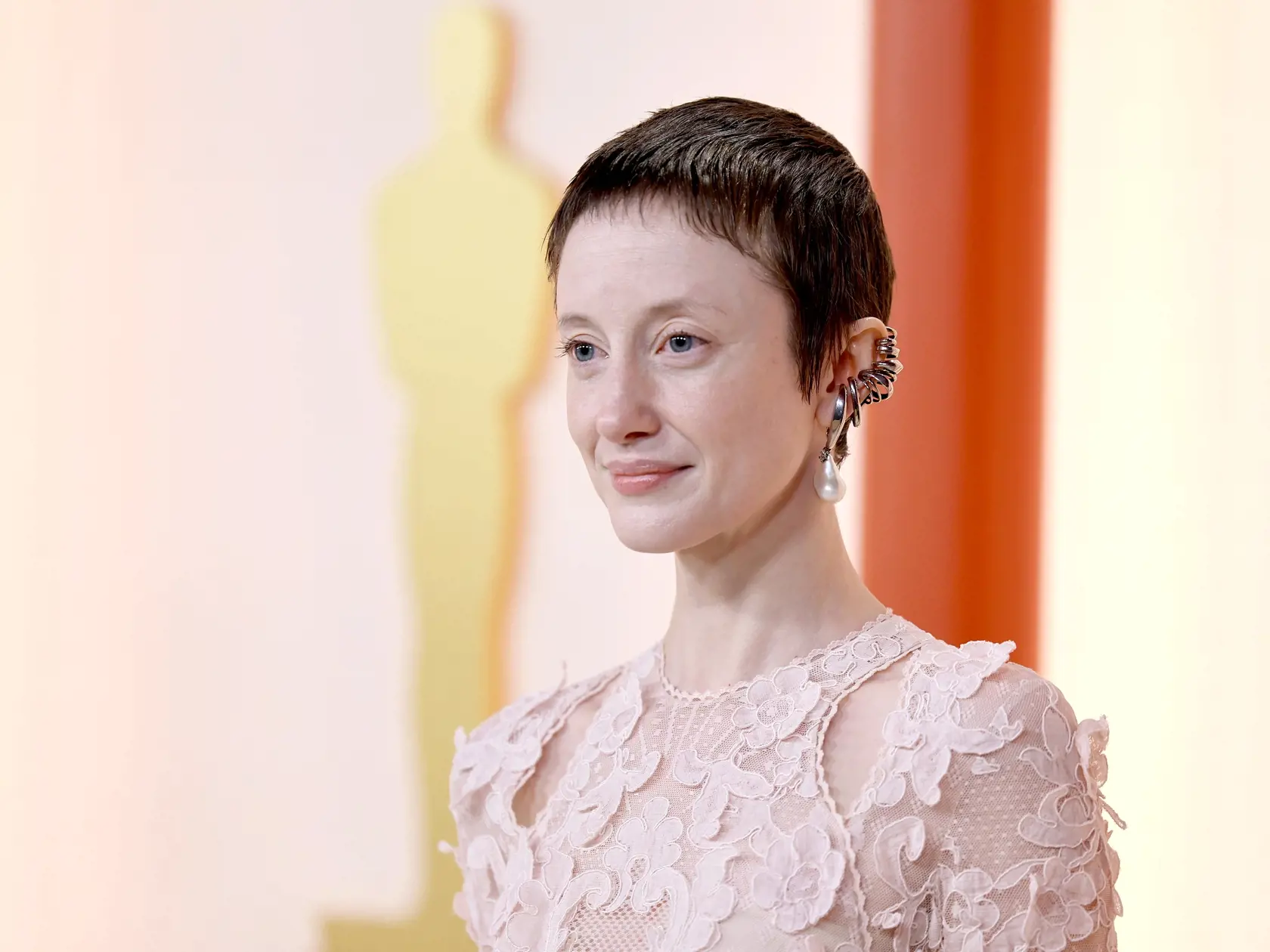 Herečka Andrea Riseborough pôsobila veľmi bledo smutne. Podľa kritikov bola jedna z najhoršie oblečených dám.
