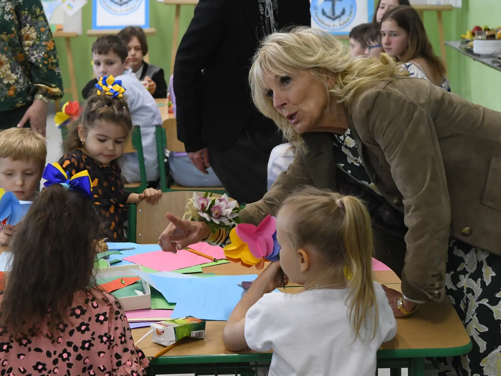 Manželka amerického prezidenta Jill Bidenová v nedeľu v rámci štvordňovej cesty po Európe pricestovala z Bratislavy do Košíc. Na Základnej škole (ZŠ) Tomášikova 31 sa stretla so slovenskými a ukrajinskými matkami pri príležitosti Dňa matiek. Na snímke prvá dáma Spojených štátov amerických Jill Bidenová (vpravo) počas stretnutia s deťmi z Ukrajiny na ZŠ Tomášikova v Košiciach v nedeľu 8. mája 2022. FOTO TASR - Milan Kapusta