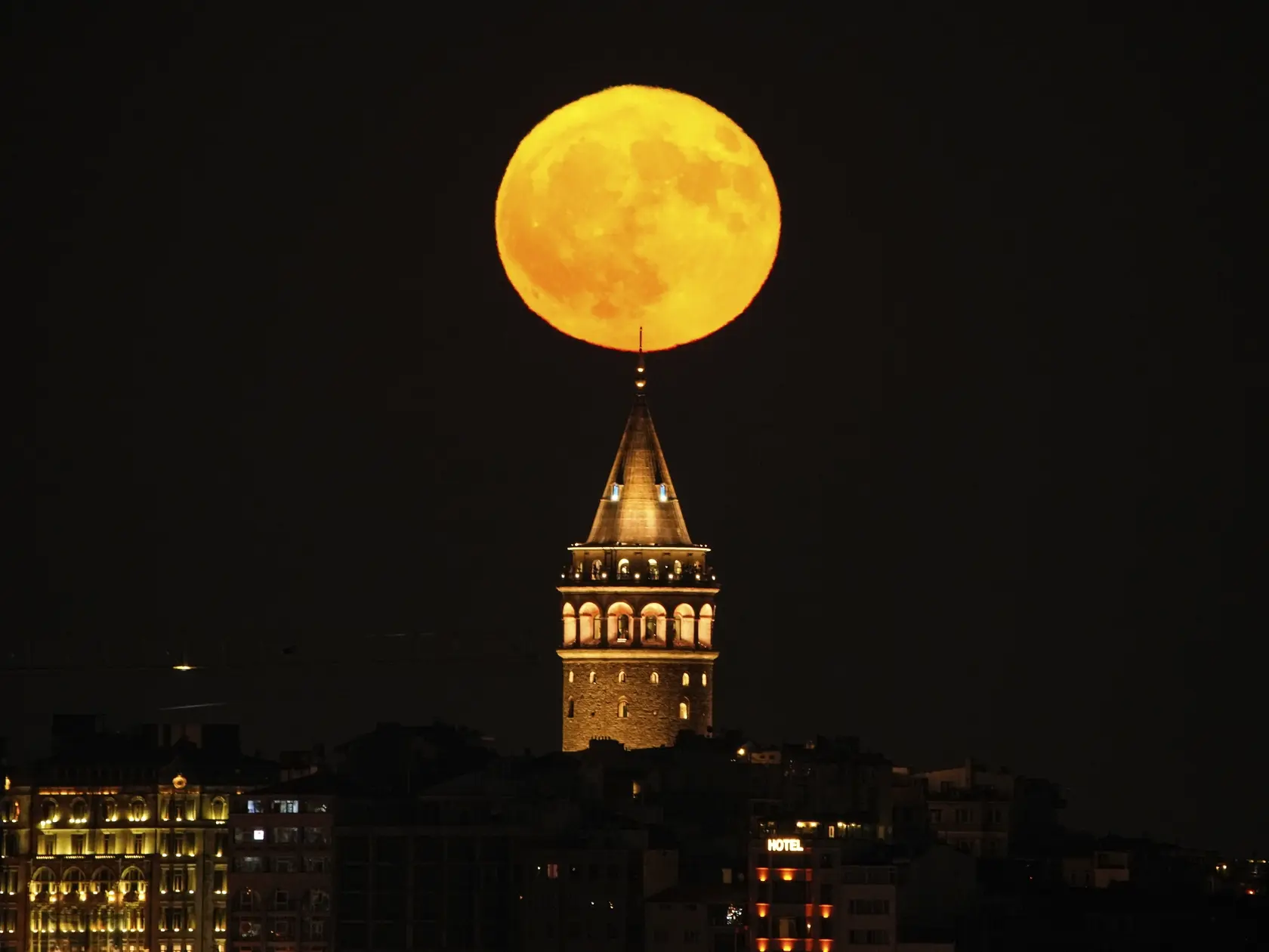 KK25 Istanbul - Na snímke spln Mesiaca nad Galatskou vežou v Istanbule 21. júla 2024. FOTO TASR/AP
A full moon rises behind Galata Tower landmark in Istanbul, Turkey, Sunday, July 21, 2024. (AP Photo/Emrah Gurel)