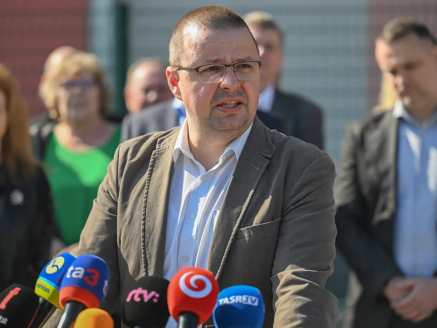 Na snímke prokurátor ÚŠP Matúš Harkabus a ďalší prokurátori ÚŠP počas tlačovej konferencie Úradu špeciálnej prokuratúry (ÚŠP), na ktorej informoval o situácii v súvislosti s rušením úradu 19. marca 2024 v Pezinku. FOTO TASR - Martin Baumann