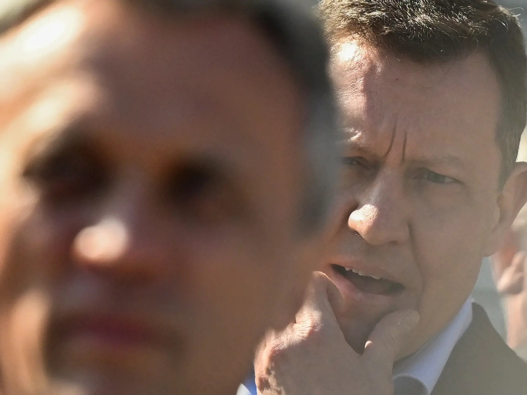 Na snímke v popredí prokurátor ÚŠP Ján Hrivnák a a v pozadí špeciálny prokurátor Daniel Lipšic počas tlačovej konferencie Úradu špeciálnej prokuratúry (ÚŠP), na ktorej informoval o situácii v súvislosti s rušením úradu 19. marca 2024 v Pezinku. FOTO TASR - Martin Baumann
