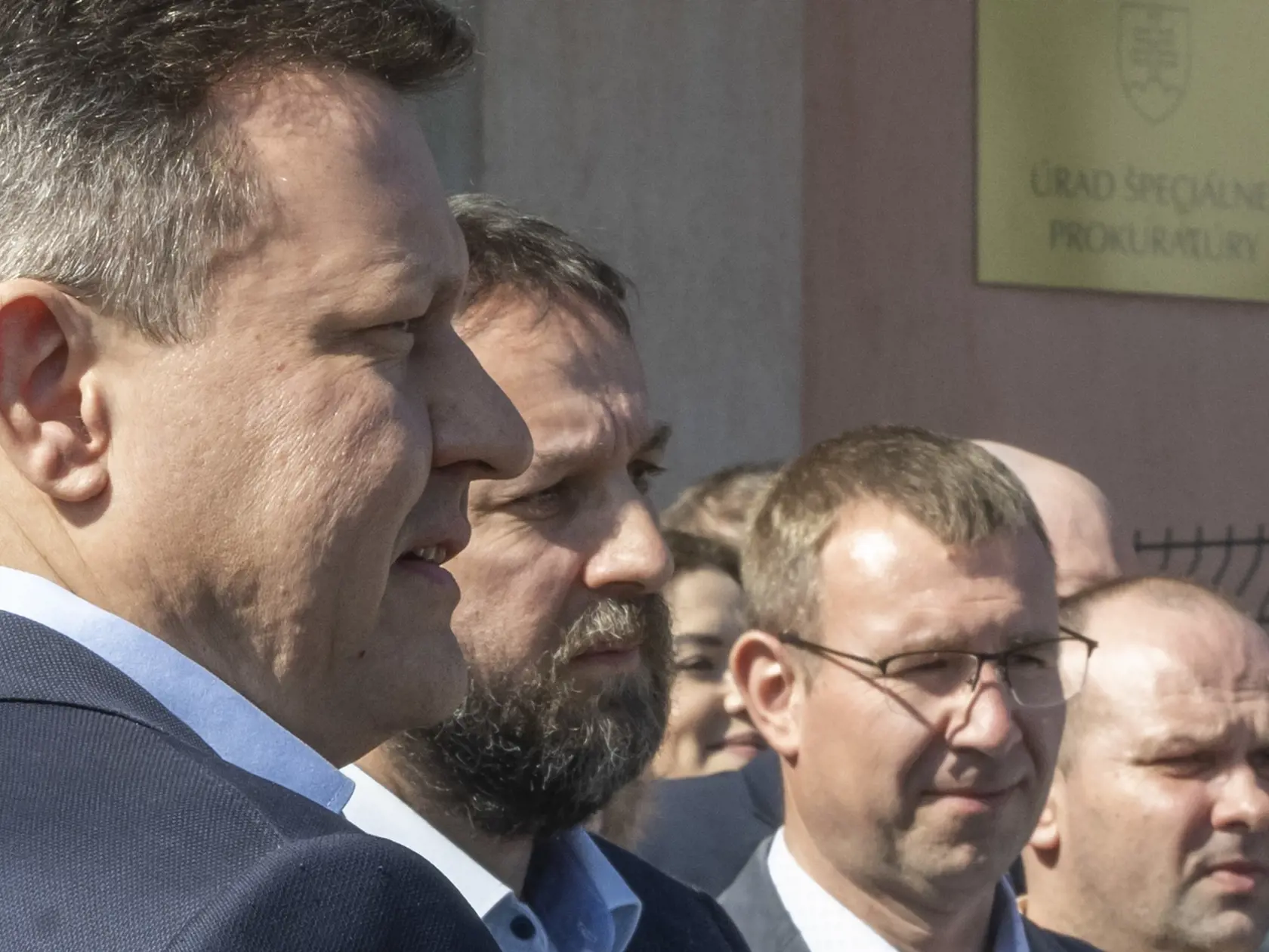 Na snímke vľavo špeciálny prokurátor Daniel Lipšic a ďalší prokurátori ÚŠP počas tlačovej konferencie Úradu špeciálnej prokuratúry (ÚŠP), na ktorej informoval o situácii v súvislosti s rušením úradu 19. marca 2024 v Pezinku. FOTO TASR - Martin Baumann