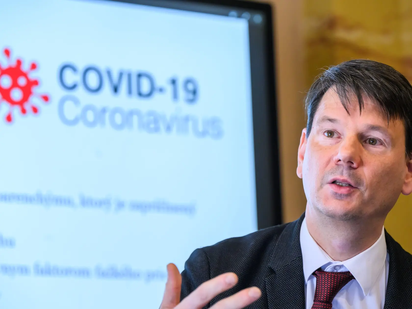 Na snímke predseda ÚDZS, člen výboru Slovenskej spoločnosti patológov Slovenskej lekárskej spoločnosti Michal Palkovič počas tlačovej konferencie k pitvám a histopatologickým vyšetreniam počas pandémie ochorenia COVID-19 na Slovensku v Bratislave 26. marca 2025. FOTO TASR - Jaroslav Novák