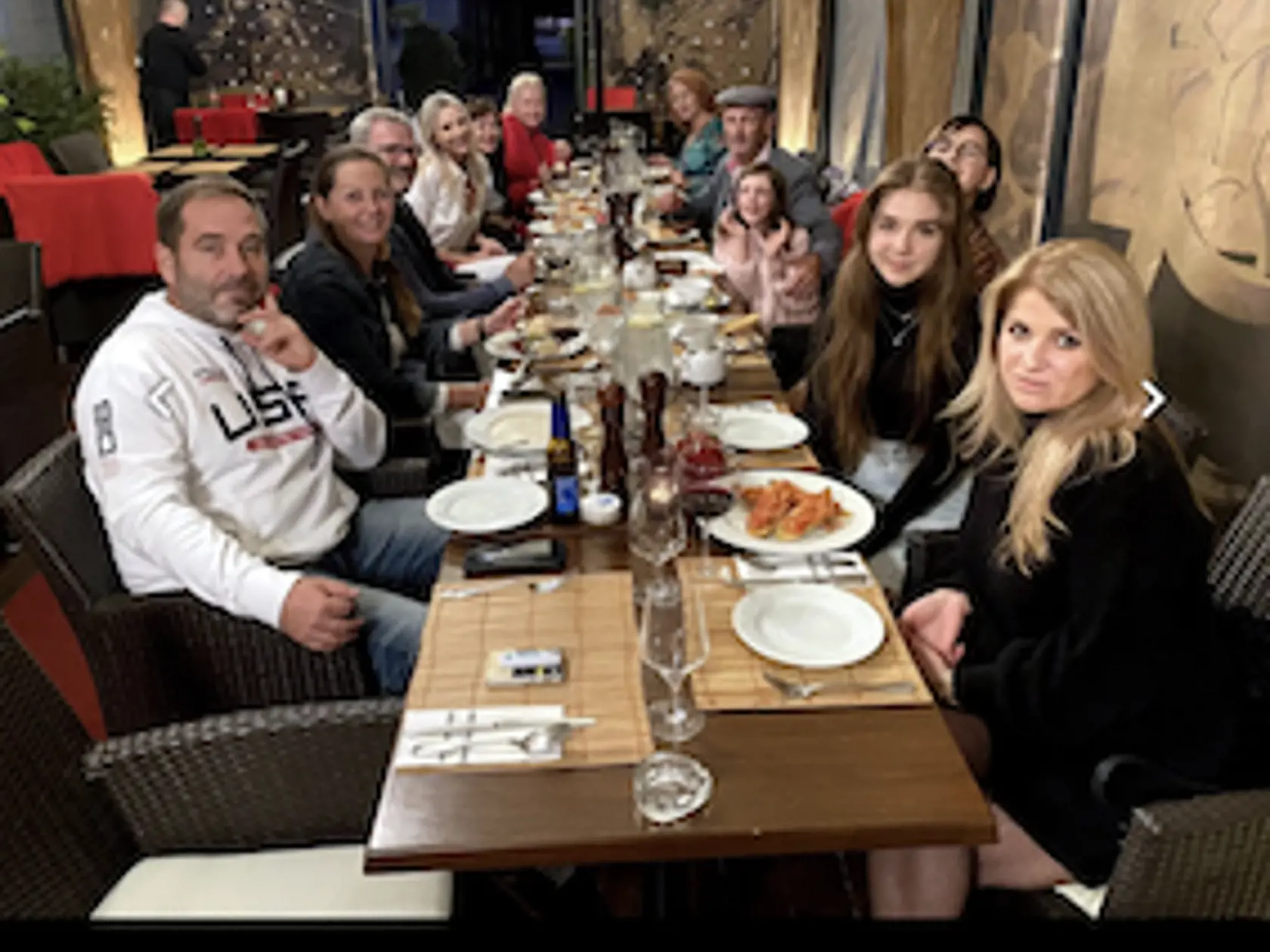Týmito fotografiami sa lúčili príbuzní a smútoční hostia v novembri v pohrebnom ústave v americkom Illinoise s ľúbezným a milovaným dievčatkom Kassandrou (†9), ktorá zomrela 21. augusta 2022. Našli ju mŕtvu vo vani u babky vo Valalikoch pri Košiciach.