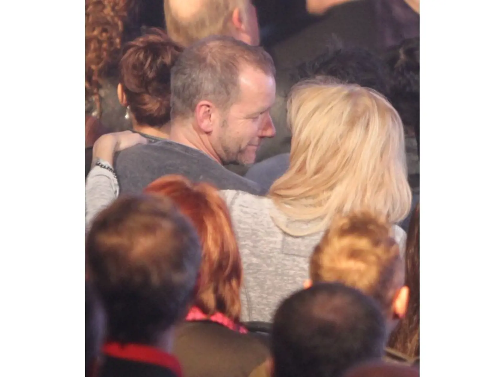 Láskyplné objetí, zamilované pohledy a něžná
