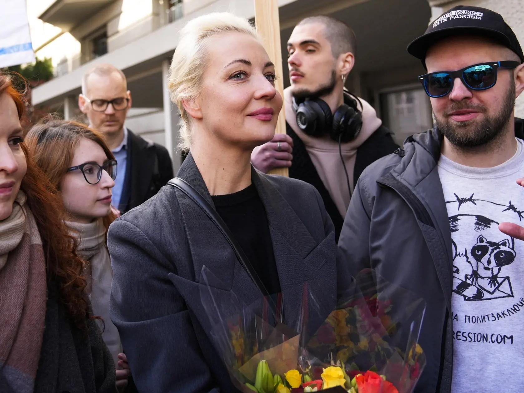 KK71 Berlín - Na snímke Julija Navaľná, vdova po zosnulom ruskom opozičnom lídrovi Alexejovi Navaľnom, stojí v rade s ostatnými voličmi pred ruským veľvyslanectvom v nedeľu 17. marca 2024 v Berlíne. Ruské prezidentské voľby sa konajú od piatka 15. marca do nedele 17. marca. Súčasný šéf Kremľa Vladimir Putin kandiduje na piate funkčné obdobie a je ich jednoznačným favoritom. FOTO TASR/AP
Yulia Navalnaya, centre, widow of Alexey Navalny, stands in a queue with other voters at a polling station nea