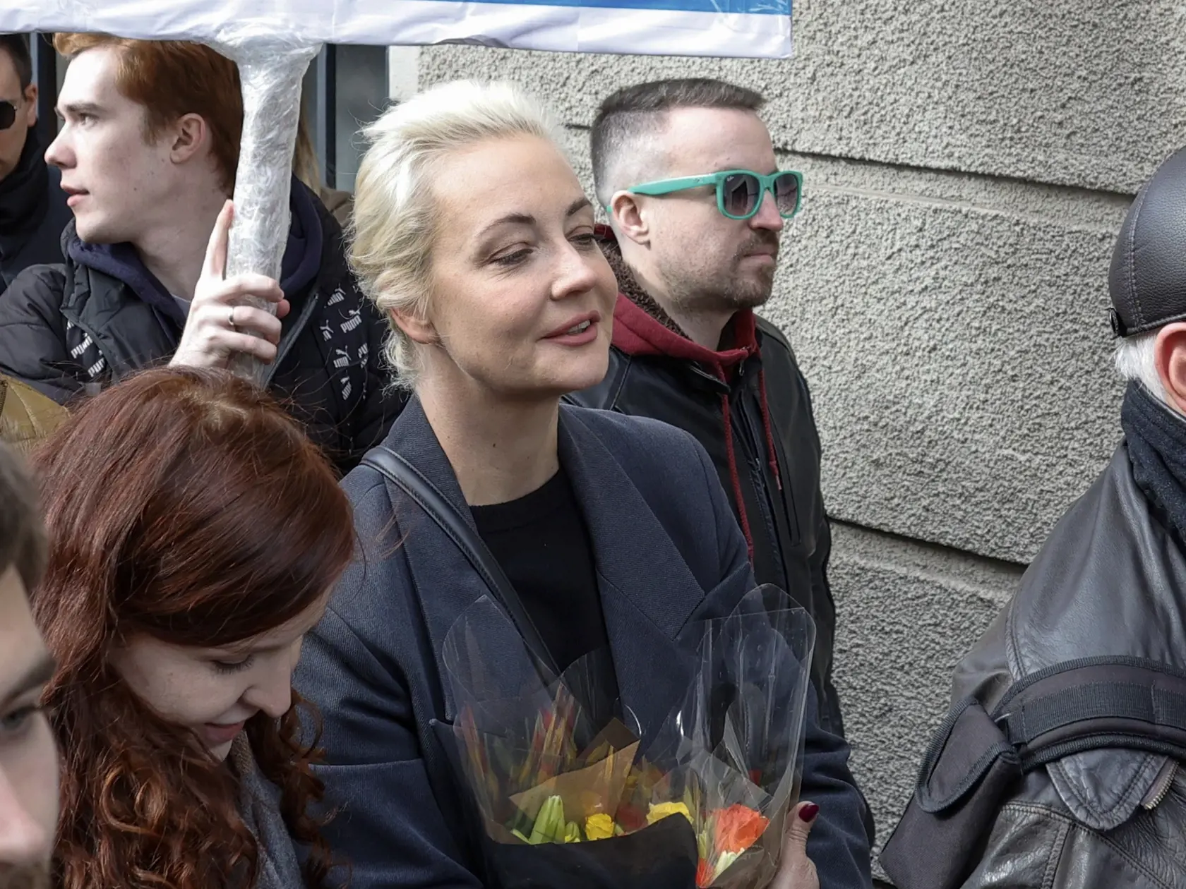 KK68 Berlín - Na snímke Julija Navaľná, vdova po zosnulom ruskom opozičnom lídrovi Alexejovi Navaľnom, protestuje pred ruským veľvyslanectvom v nedeľu 17. marca 2024 v Berlíne. Ruské prezidentské voľby sa konajú od piatka 15. marca do nedele 17. marca. Súčasný šéf Kremľa Vladimir Putin kandiduje na piate funkčné obdobie a je ich jednoznačným favoritom. FOTO TASR/AP
Yulia Navalnaya, widow of Alexey Navalny, stands in a queue with people protesting in front of the Russian embassy in Berlin, German