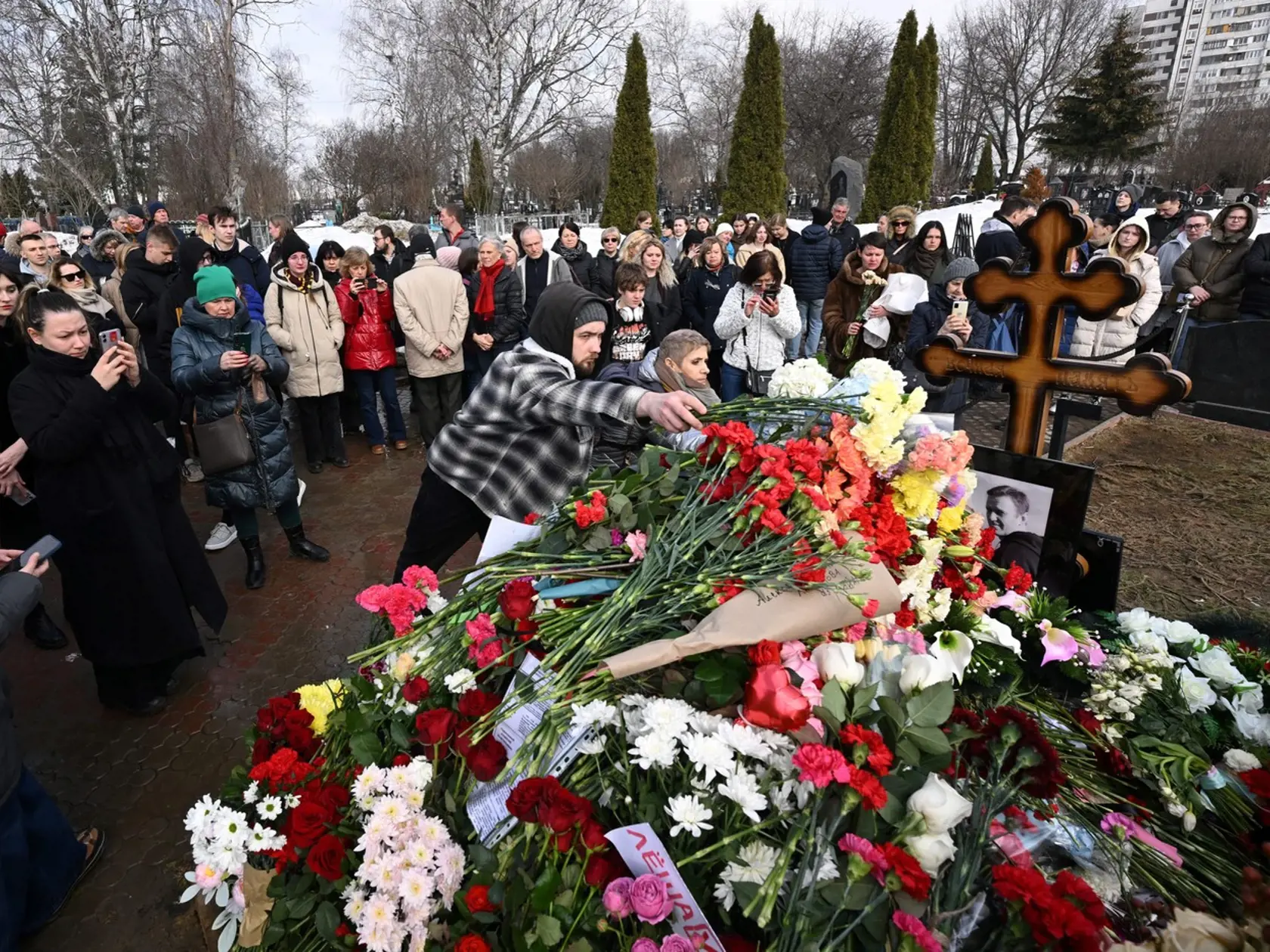 Rusi v deň prezidentských volieb nosia kvety na hrob zosnulého opozičného politika Alexeja Navaľného.