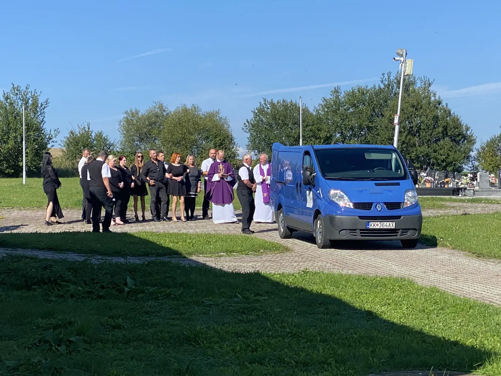 Posledná rozlúčka - vyprevadenie truhly, ktorú pohrebné auto odviezlo na spopolnenie do krematória.