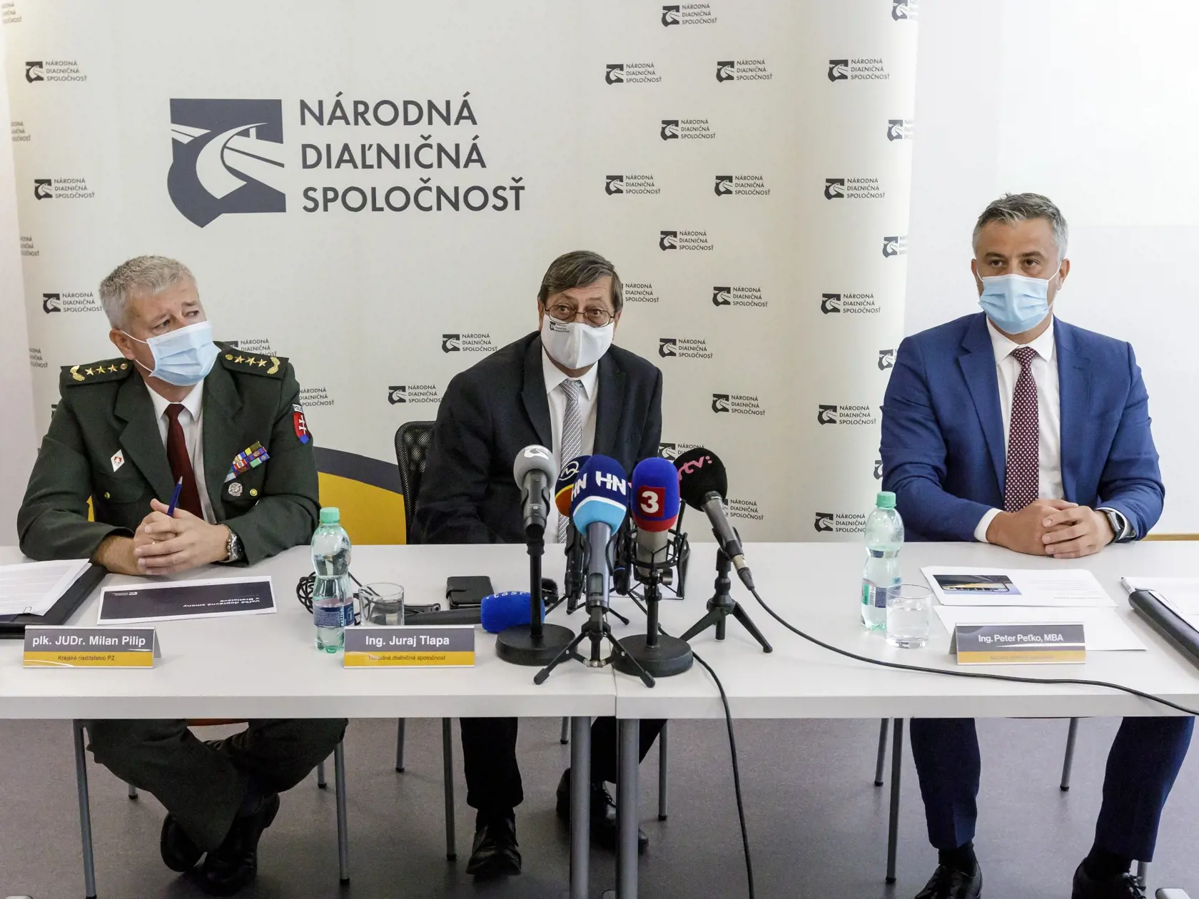 Na snímke zľava riaditeľ Krajského dopravného inšpektorátu KR PZ v Bratislave Milan Pilip, predseda predstavenstva vykonávajúci aj kompetencie generálneho riaditeľa Národnej diaľničnej spoločnosti (NDS) Juraj Tlapa a člen predstavenstva a riaditeľ prevádzkového úseku NDS Peter Peťko počas tlačovej konferencie vedenia Národnej diaľničnej spoločnosti (NDS) na tému veľké dopravné zmeny v Bratislave 25. augusta 2021.