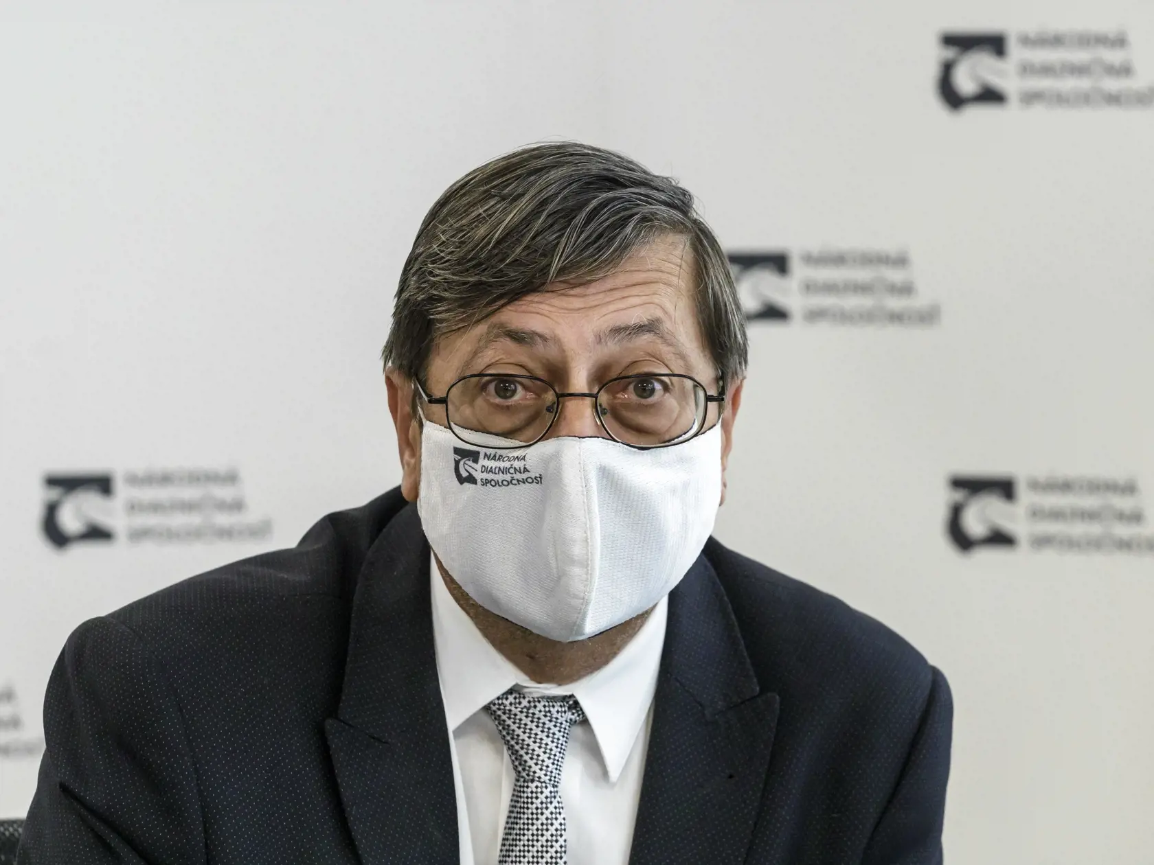 Na snímke predseda predstavenstva vykonávajúci aj kompetencie generálneho riaditeľa Národnej diaľničnej spoločnosti (NDS) Juraj Tlapa počas tlačovej konferencie vedenia Národnej diaľničnej spoločnosti (NDS) na tému veľké dopravné zmeny v Bratislave 25. augusta 2021.