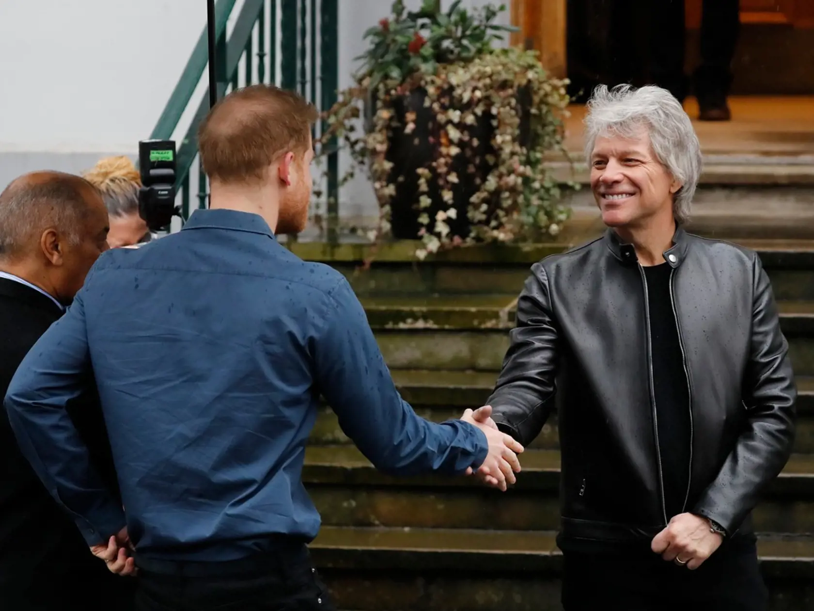 Princ Harry a Bon Jovi pracujú na spoločnej pesničke.
