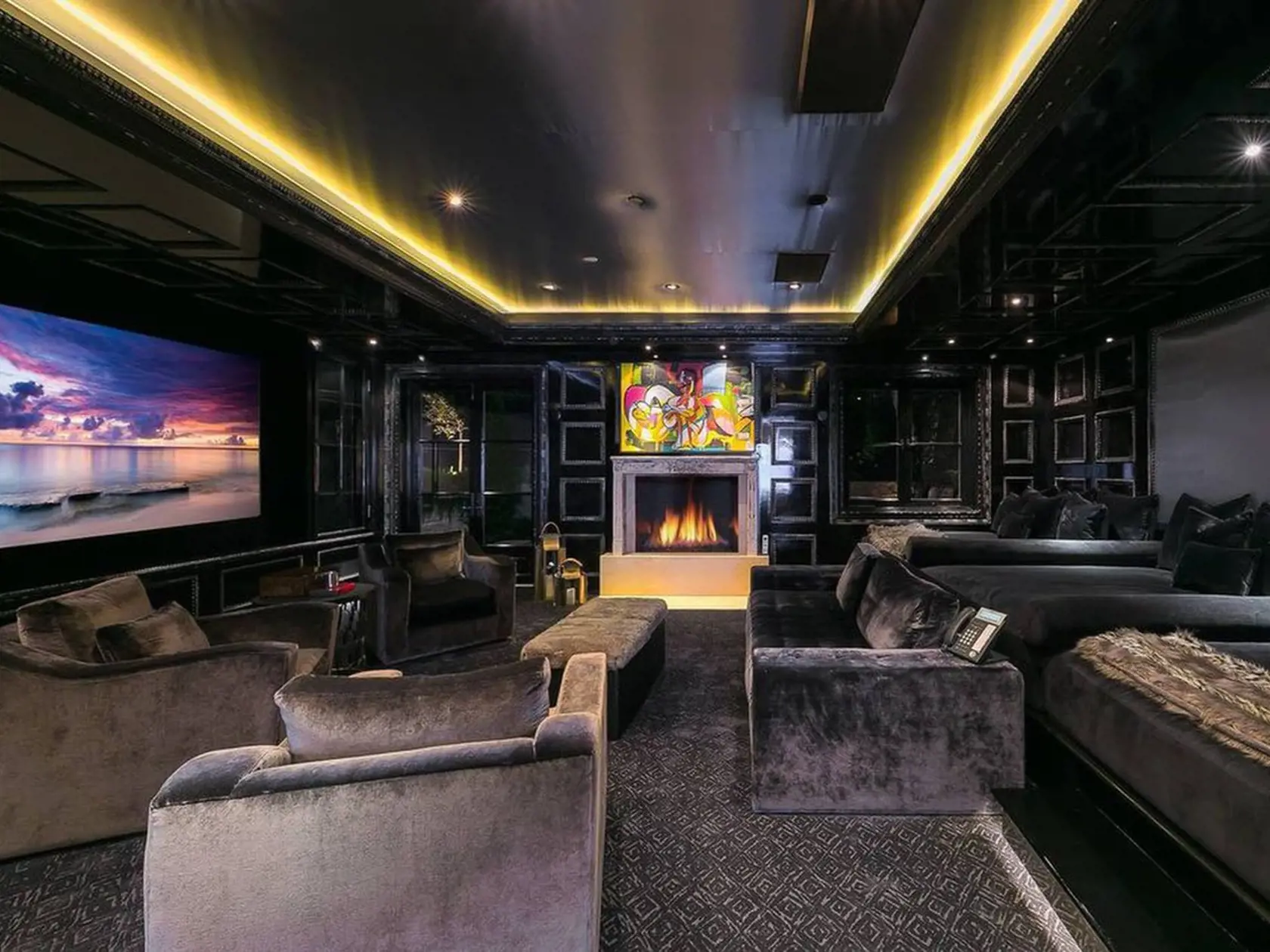 V luxusnej vile sa nachádza 10 kúpeľní, 8 izieb, domáce kino a vínna pivnica.