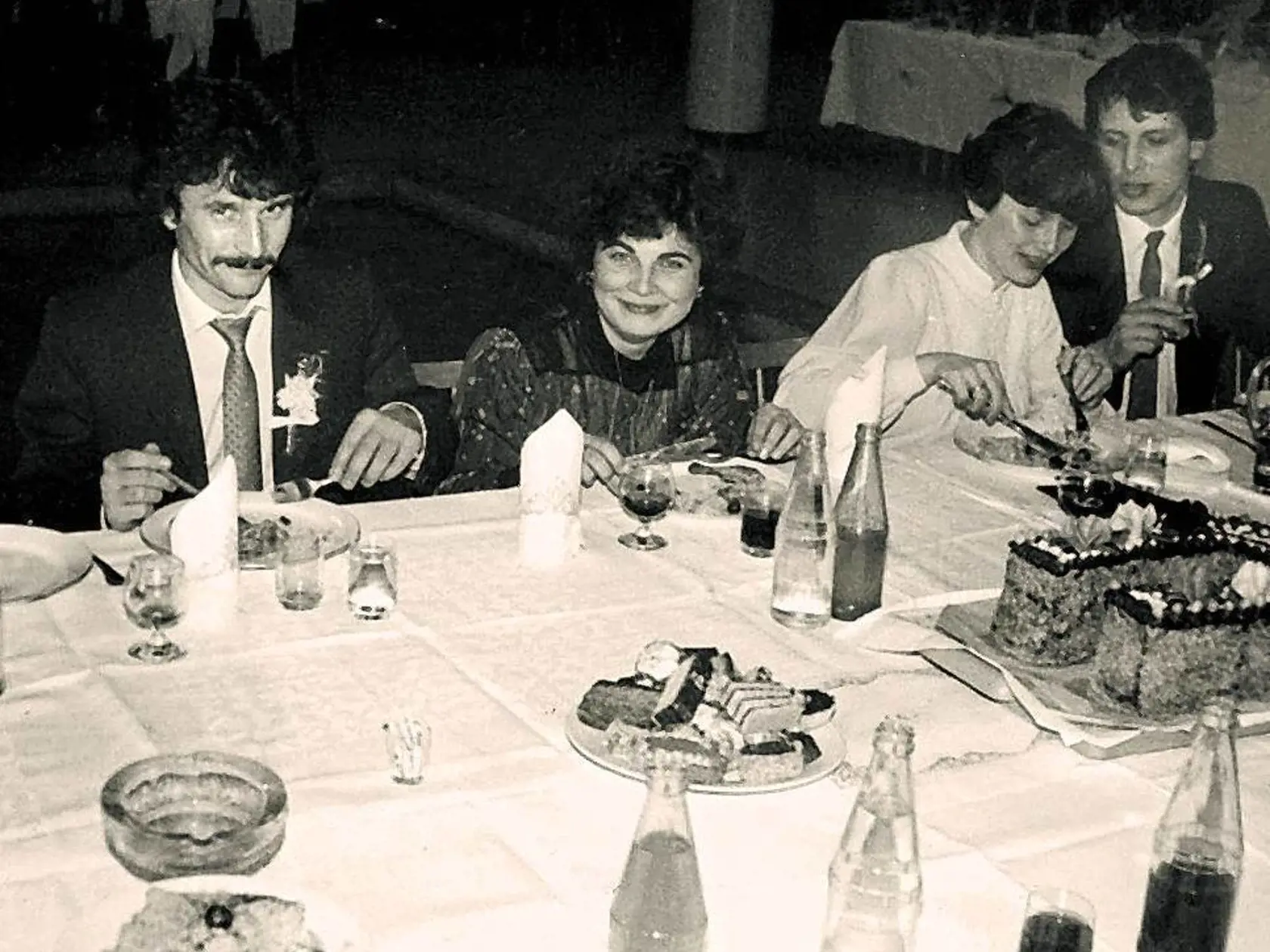 Takto hodovali Štefan a Janka Seleckí z Čachtíc na svadbe v roku 1985. Na stole nechýbali obľúbené malinovky a torta v tvare podkovy. Aj interiéry všetkých reštaurácií boli za socializmu takmer rovnaké.
