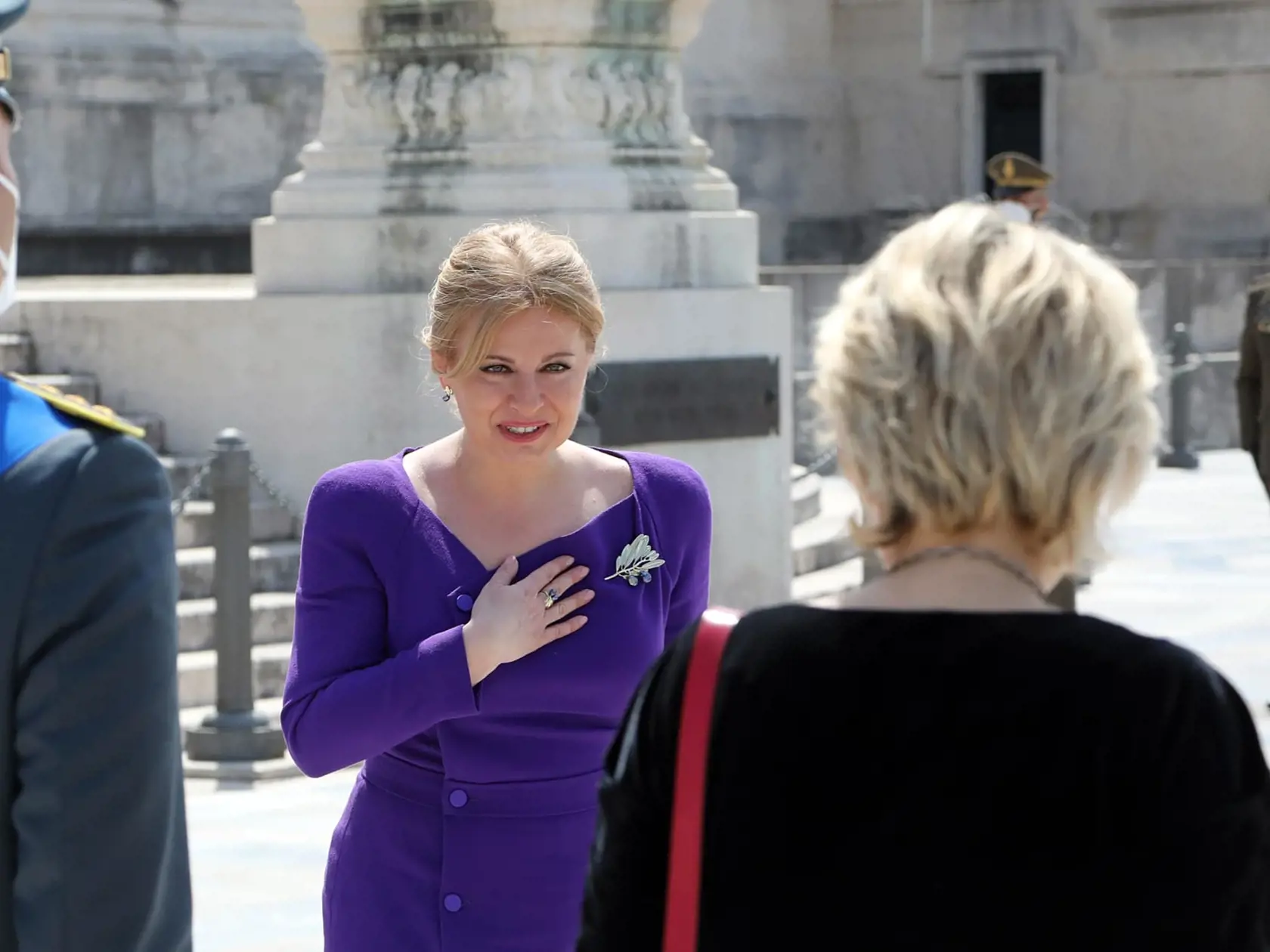 Ohúrila Talianov! Prezidentka Zuzana Čaputová sa v apríli 2022 zúčastnila na oficiálnej návšteve Talianska. Na túto udalosť si obliekla šaty pod kolená vo výraznej fialovej farbe. Priliehavé šaty s véčkovým výstrihom a vypchávkami na pleciach boli doplnené o vkusnú pozlátenú brošňu v tvare drobného konára s lístkami. „Brošňa a prsteň sú na mieste! Decentne dotvárajú celkový efekt a podtrhujú ženskosť,“ povedala stylistka.
