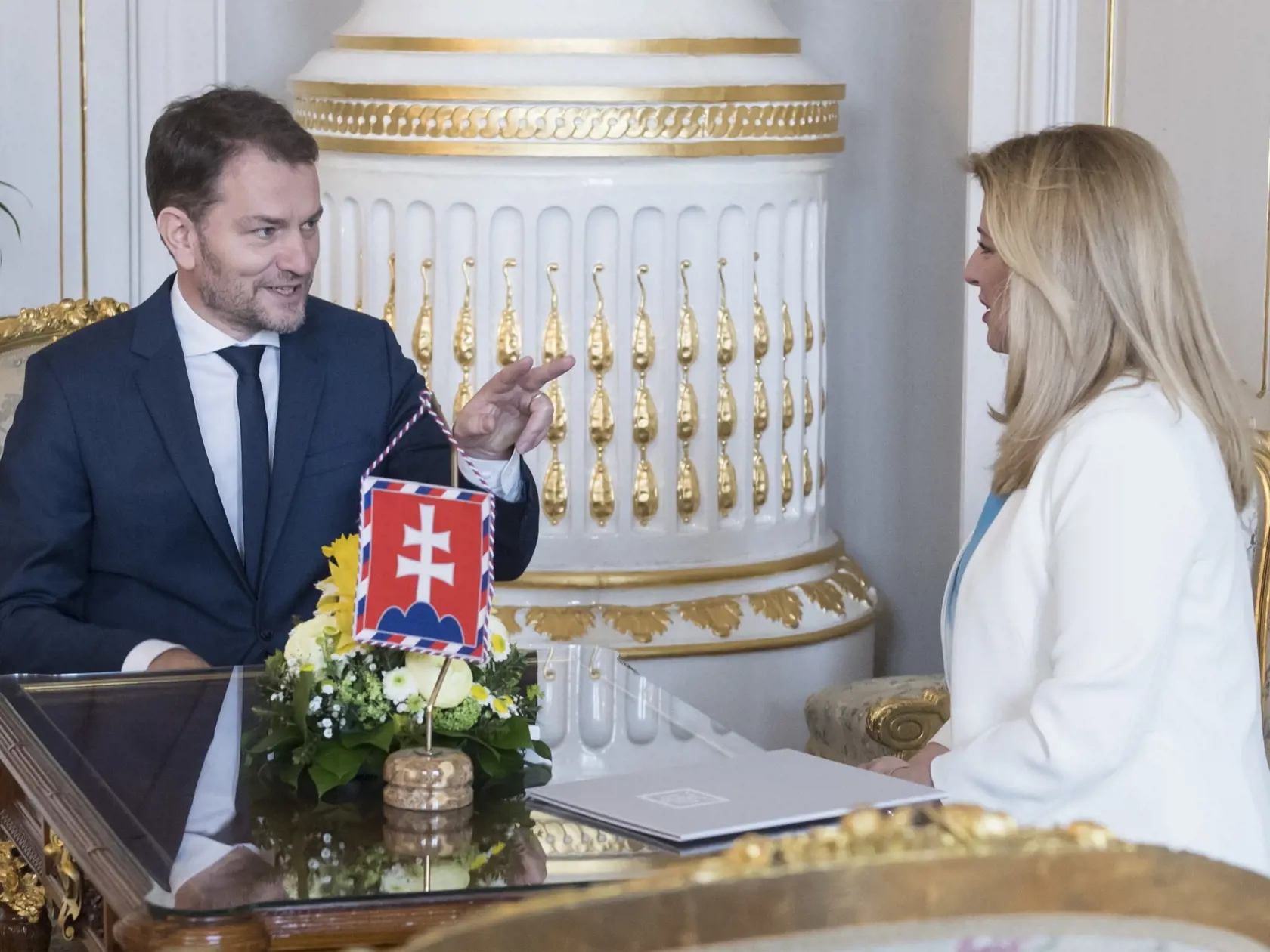 Na snímke prezidentka SR Zuzana Čaputová a predseda hnutia OĽaNO Igor Matovič počas prijatia v Prezidentskom paláci 4. marca 2020 v Bratislave. Prezidentka SR Zuzana Čaputová poverí Igora Matoviča zostavením novej vlády. FOTO TASR - Martin Baumann
