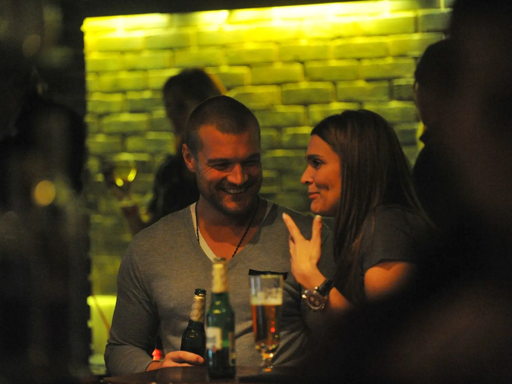 Dvojice celý večer popíjela pivo
