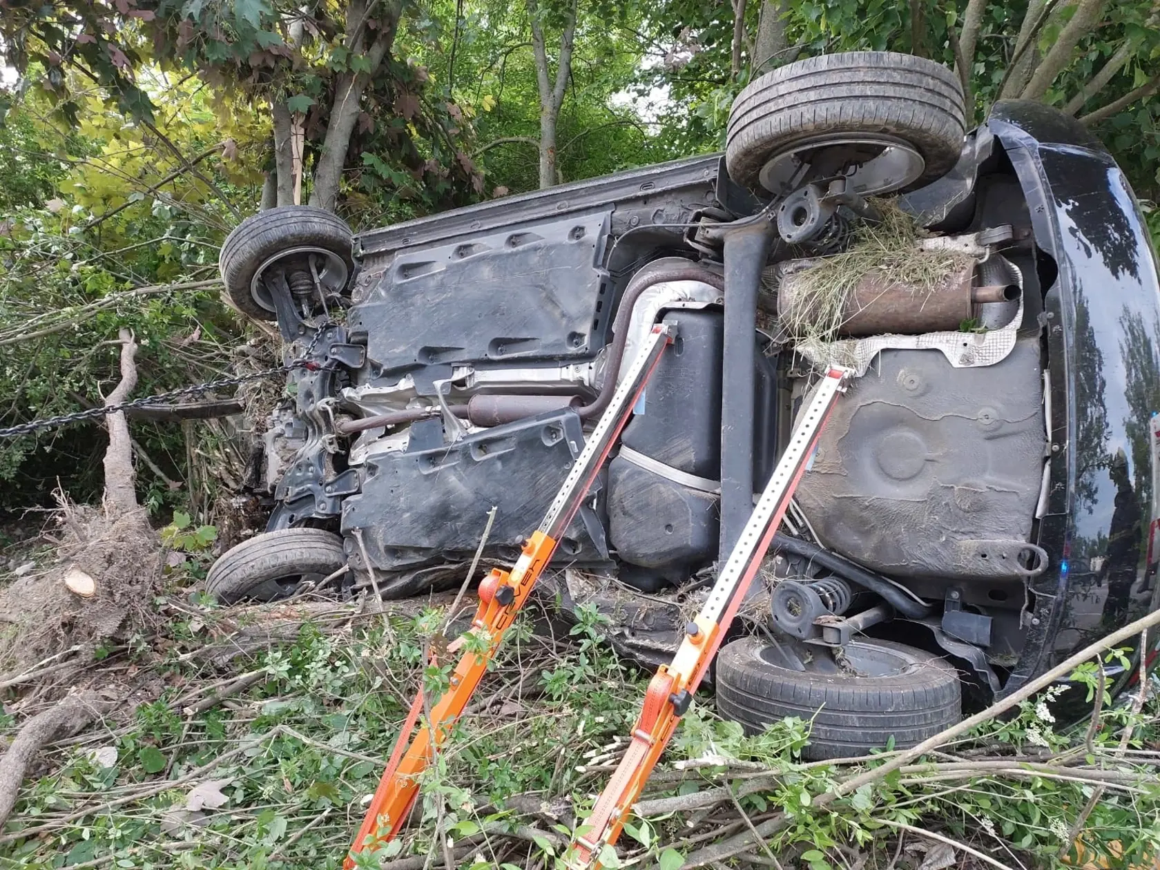 Vodič z neznámych príčin zišiel z cesty a auto sa prevrátilo na bok.