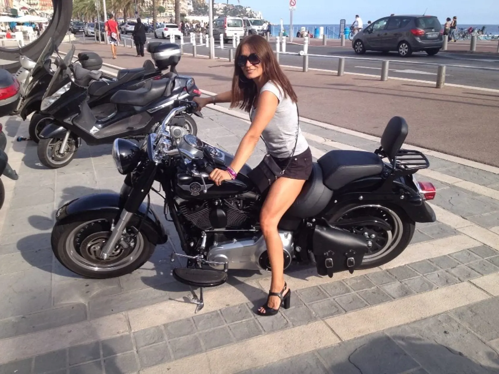 Krajníková sa rada predvádza na zahraničnej dovolenke na motorke. Tvrdí, že býva 15 rokov na Azúrovom pobreží.