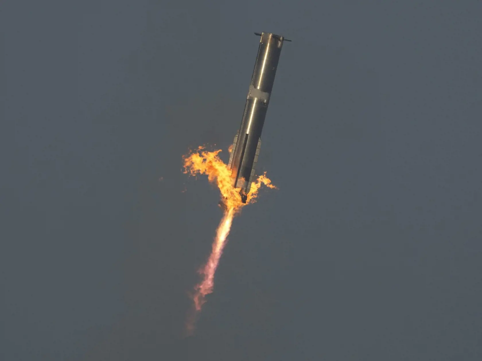 Kozmická loď Starship štartuje z amerického Texasu na svoj ôsmy skúšobný let. Aj tento však dopadol neúspechom.