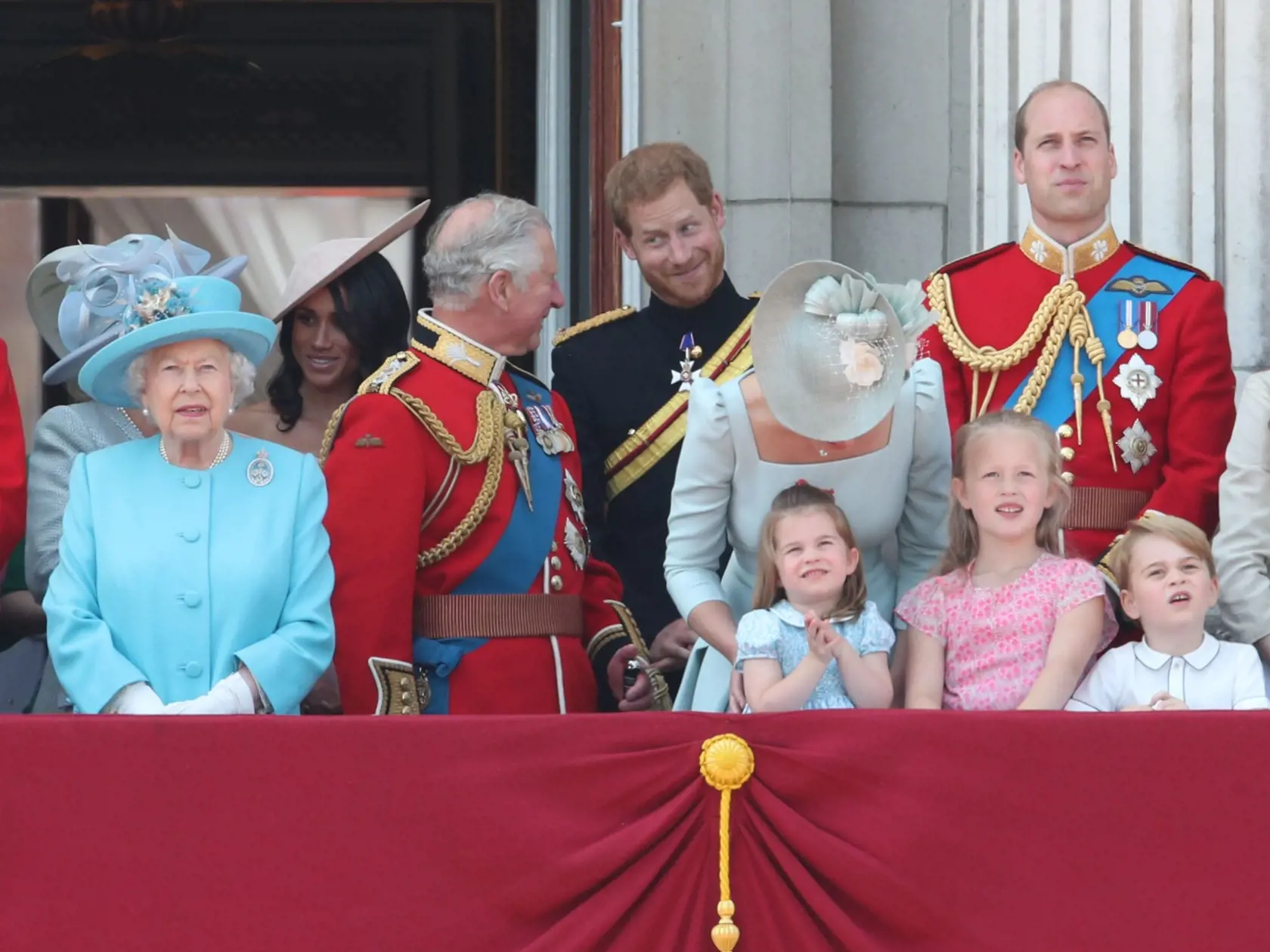Kráľovská rodina na balkóne pri vojenskej prehliadke Trooping the Colour. Charlotte nadšene tlieskala.