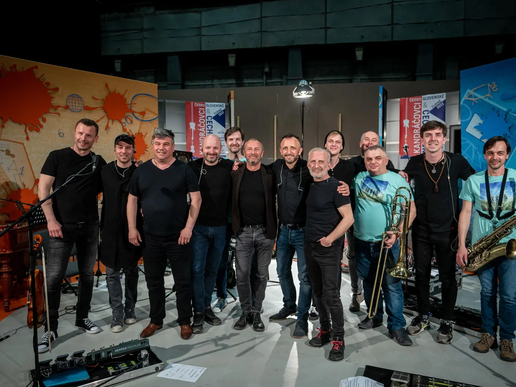 Ondrej Kandráč s kapelou Kandráčovci si pripravil s českou kapelou Čechomor pre fanúšikov letné turné.