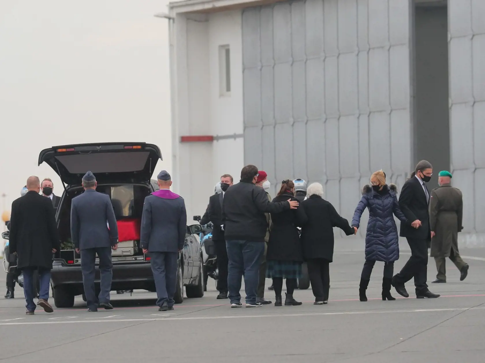Na letisku Praha-Gbely pristál po 14:00 vojenský špeciál s pozostatkami zosnulej českej vojačky Michaely Tichej. Rotmajstryňa Tichá zahynula pri plnení úloh 17. leteckej jednotky CASA 8.