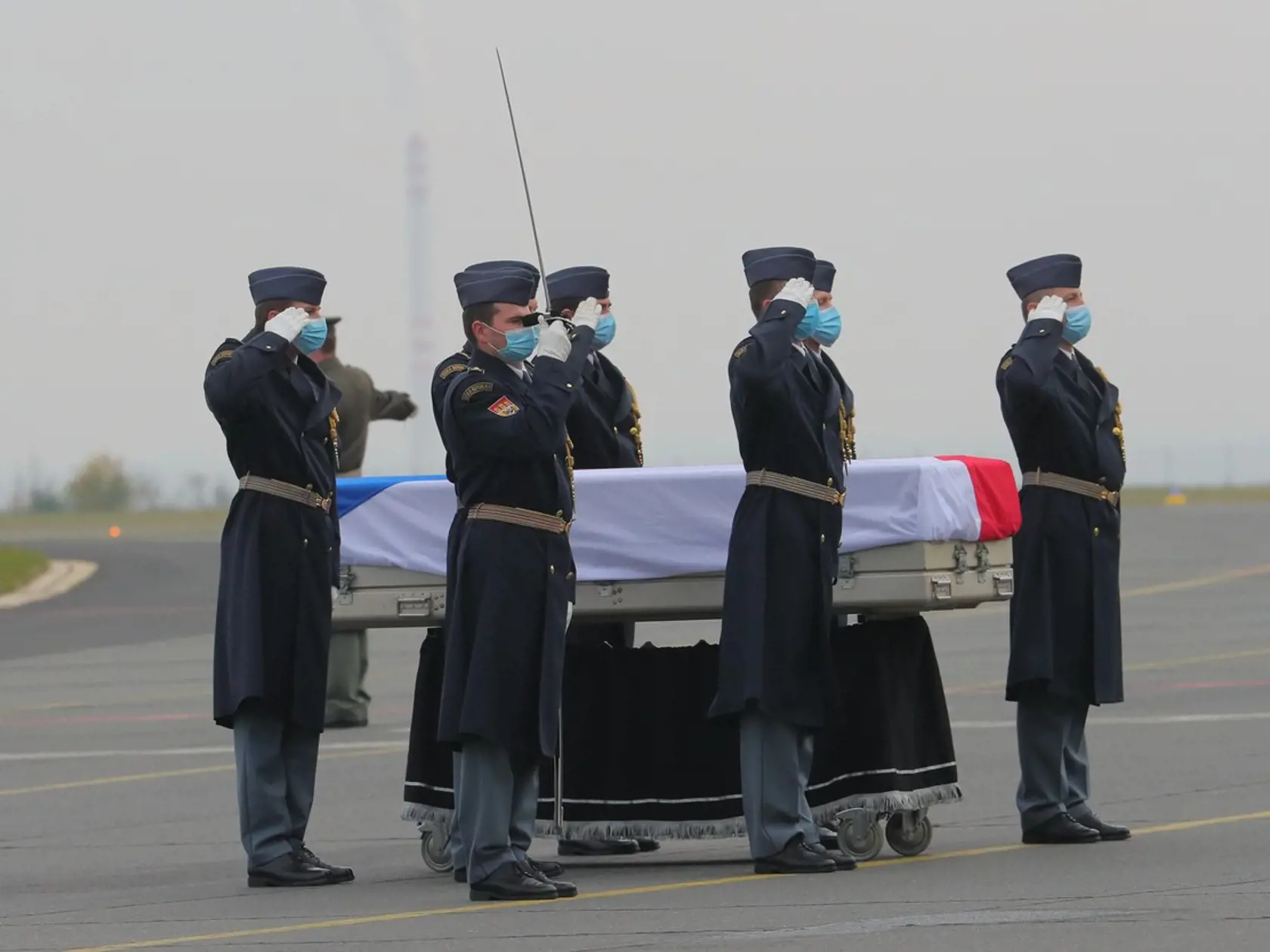 Na letisku Praha-Gbely pristál po 14:00 vojenský špeciál s pozostatkami zosnulej českej vojačky Michaely Tichej. Rotmajstryňa Tichá zahynula pri plnení úloh 17. leteckej jednotky CASA 8.