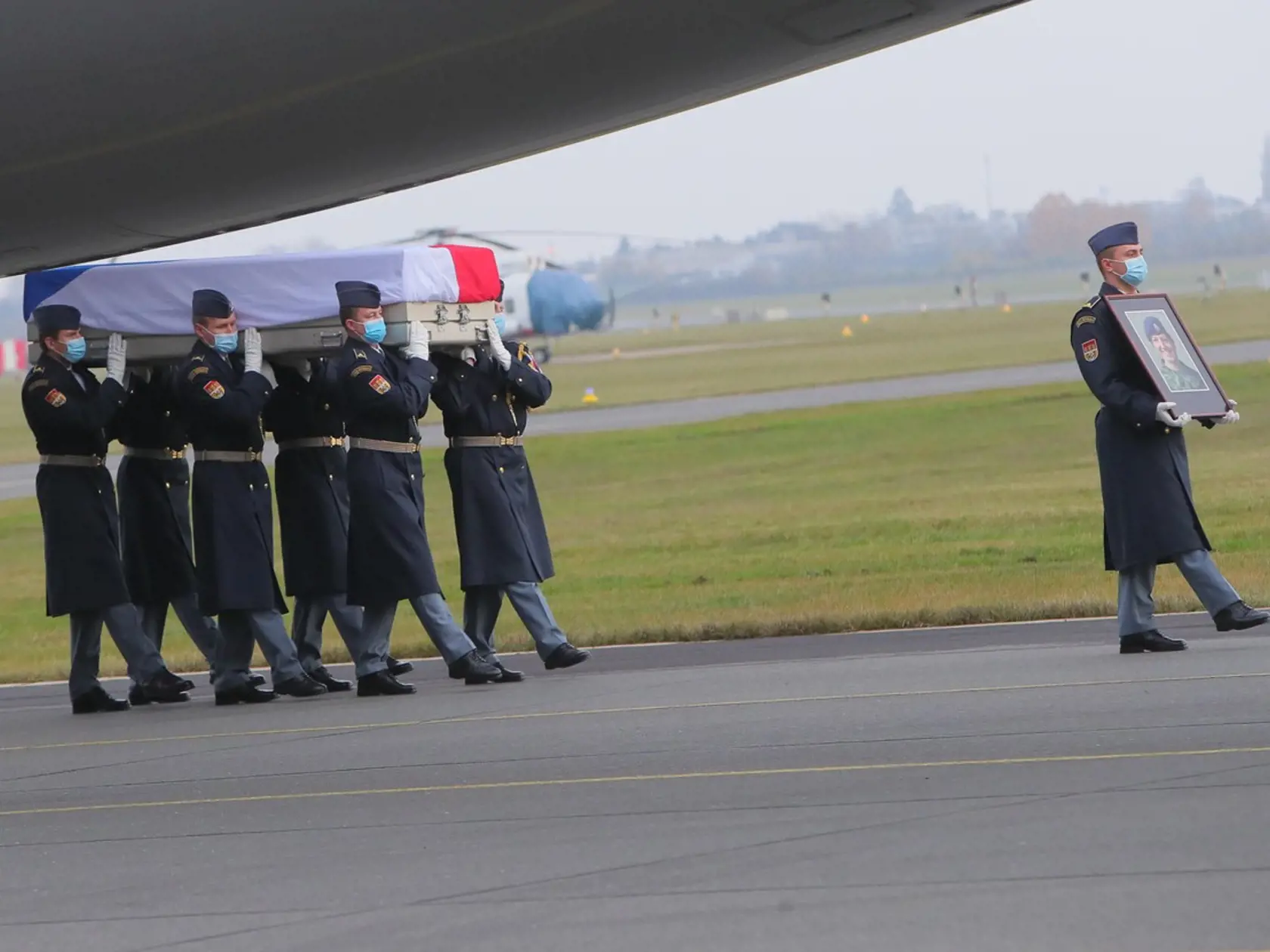 Na letisku Praha-Gbely pristál po 14:00 vojenský špeciál s pozostatkami zosnulej českej vojačky Michaely Tichej. Rotmajstryňa Tichá zahynula pri plnení úloh 17. leteckej jednotky CASA 8.