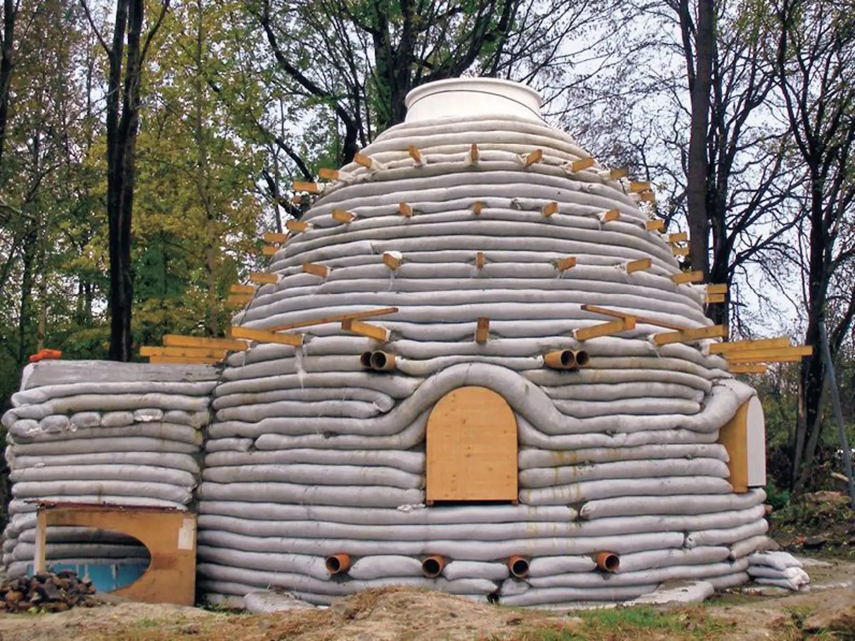 Hrubú stavbu možno na záver omietnuť hlinou.