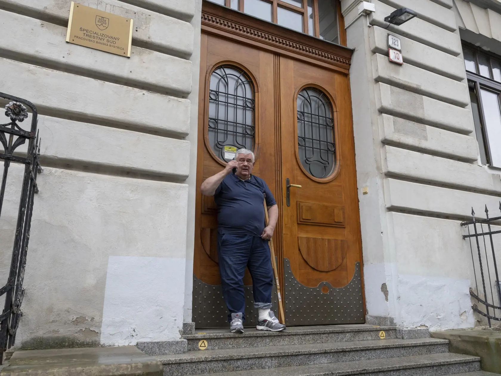 Súdne pojednávanie na špecializovanom trestnom súde v Banskej Bysterici s Jánom Slotom vo zločinu príjmania úplatku formou pomoci. 