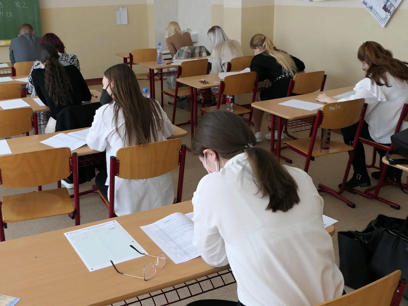 Na snímke sú maturanti počas písomnej časti maturitnej skúšky na Gymnáziu Hlinská v Žiline.