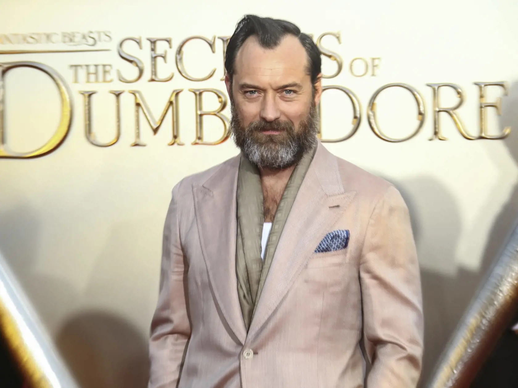 Na snímke britský herec Jude Law prichádza na svetovú premiéru fantastického filmu Fantastické zvery: Grindelwaldove zločiny, ktorý je pokračovaním filmu Fantastické zvery z pera J. K. Rowlingovej v Londýne 29. marca 2022 a ako vidíme, vlasy ma viditeľné hustejšie.