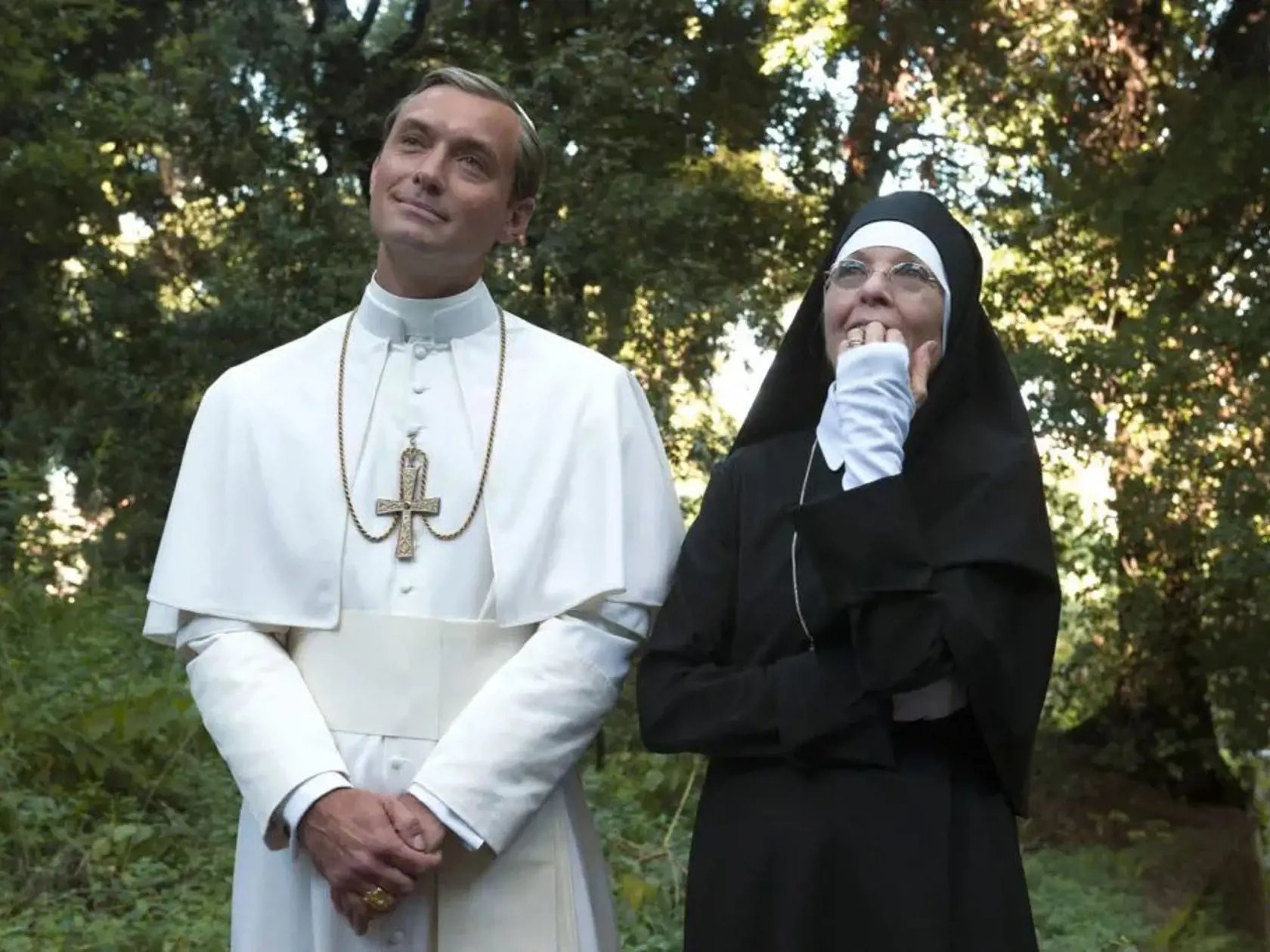 Jude Law v úlohe Mladý pápež.