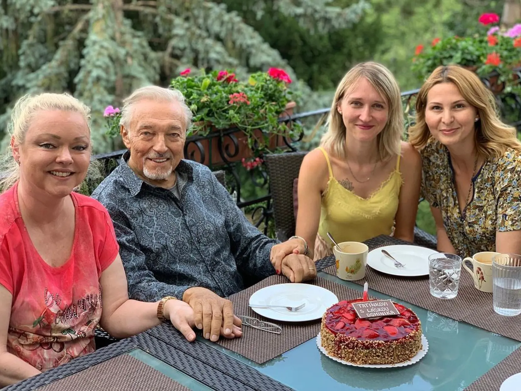 Karel Gott so svojimi dcérami.