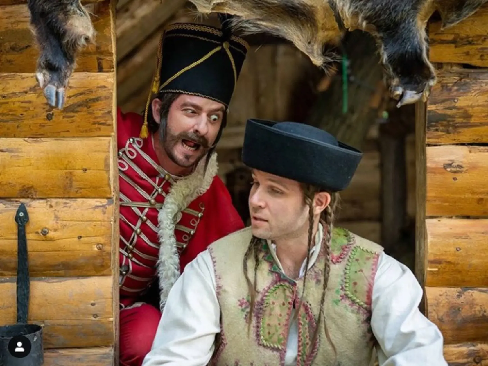 Pán Csáky, ty zhnitý zvratok Horthyho fašistického režimu. Ja skutočne neviem, ako pán Boh mohol dať takú krásnu krajinu takým škaredým ľuďom. Myslím tým starých Maďarov - adresuje svoje slová národne cítiaci folkový spevák Slotovčík drábovi Csákymu. Ak sa vám zdá, že podobné perly ste už počuli z niečích úst vychádzať, nemýlite sa. V rovnakom duchu častoval v minulosti niekdajší dlhoročný predseda SNS Ján Slota nie drába Csákyho, ale poslanca za SMK Pála Csákyho.
