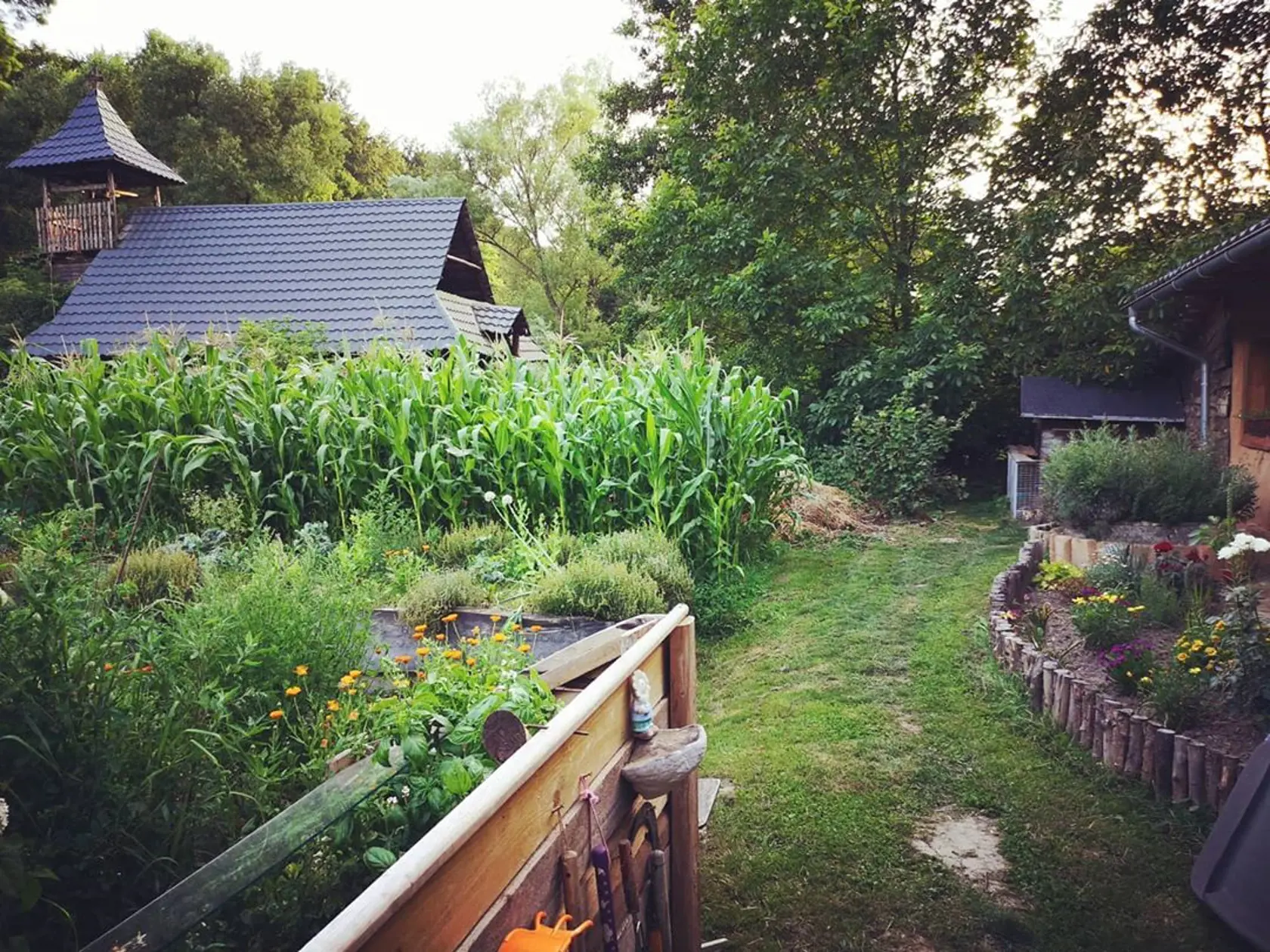 Väčšina scén seriálu Uhorčík sa nakrúcala v dedinke Abeland v Lozorne.