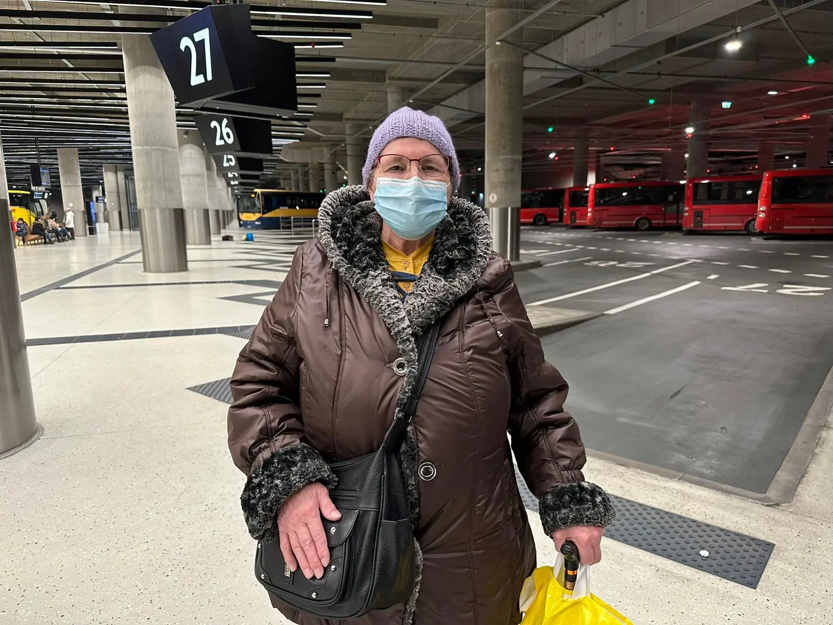 -Teraz sa mi nepáči, že zase chcú zrušiť, aby sem chodili niektoré autobusy. Ale ja mám všetko tu v okolí. Aj lekárov, aj nemocnice. Aj tak sem musím teda prísť. Jediné, čo sa mi tu nepáči, že veľa musím chodiť po schodoch, hoci sú pohyblivé. Je to dlhá trasa prejsť napríklad na zastávku MHD. Mám paličku a veľmi zle sa mi chodí. Inak som s touto autobusovou stanicou spokojná.