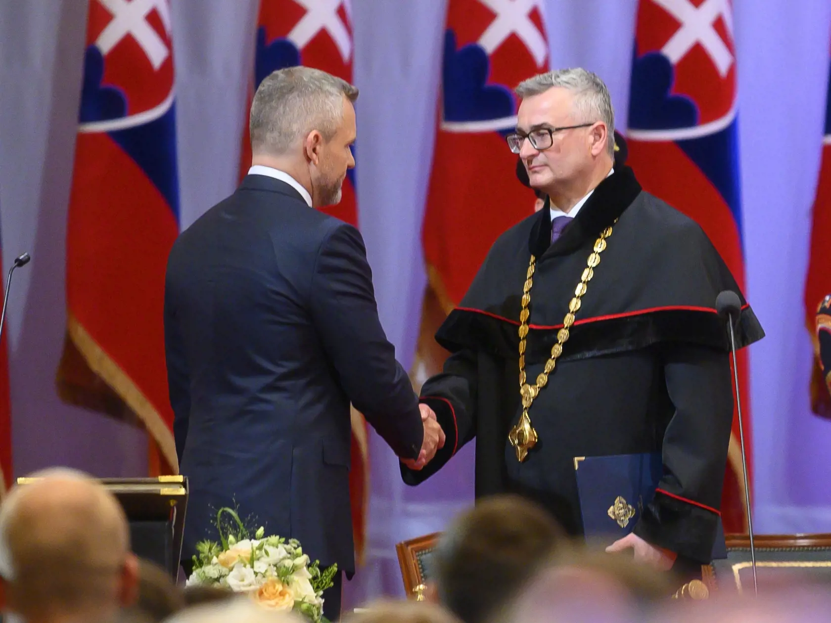 Zvolený prezident SR Peter Pellegrini si podáva ruku s predsedom Ústavného súdu SR Ivanom Fiačanom na slávnostnej schôdzi NR SR pri príležitosti zloženia sľubu prezidenta SR v budove Slovenskej filharmónie
