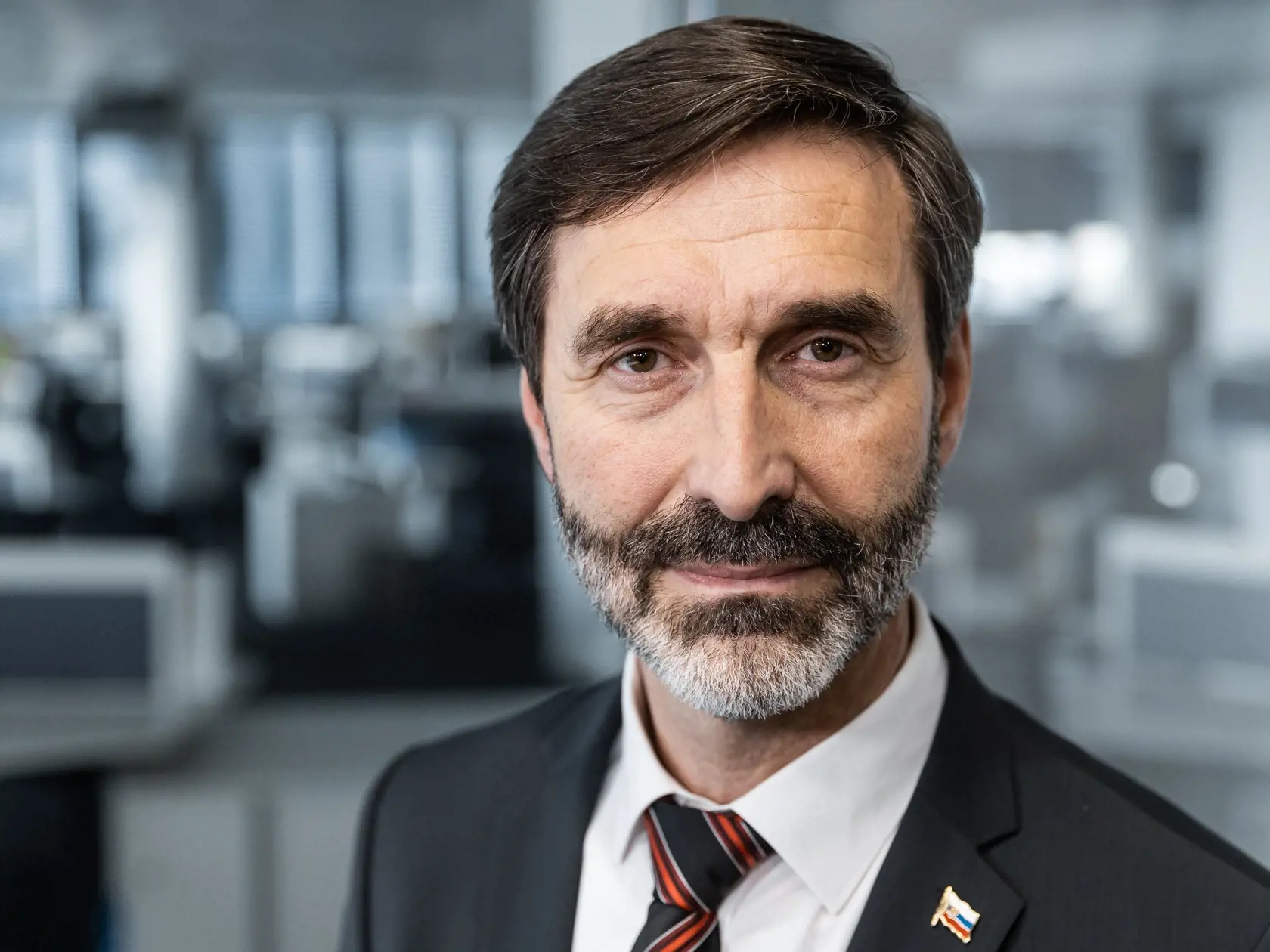 "Odmietame spochybňovanie členstva Slovenska v EÚ. Sme členom silnej európskej rodiny a áno, v každom spoločenstve sa vyskytnú problematické veci, no treba ich riešiť vo vzájomnom dialógu, riešiť i témy, ktoré sú ťažšie, ale dôležité pre jej budúcnosť, a nezabúdať pritom na silné mierové základy, za ktoré získala EÚ v roku 2012 Nobelovu cenu za mier," uviedol minister.