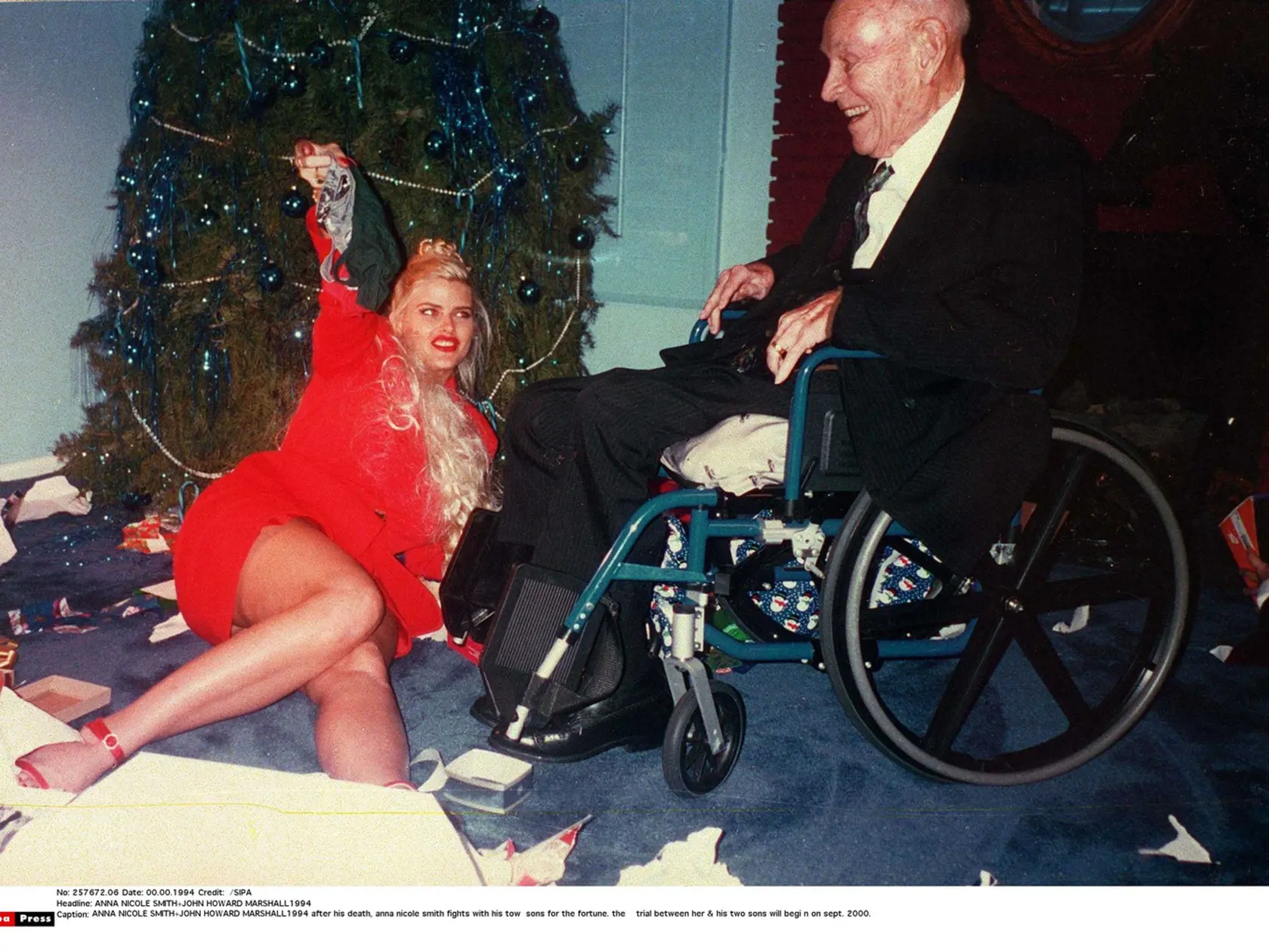 Anna Nicole Smith sa ako 26-ročná vydala za 89-ročného magnáta J. Howarda Marshalla. Anna priznala, že nemala fyzickú lásku k Howardovi, ale dal veci nad rámec peňazí, ktoré nikdy predtým nemala. Howard po13 mesiacoch manželstva zomrel 