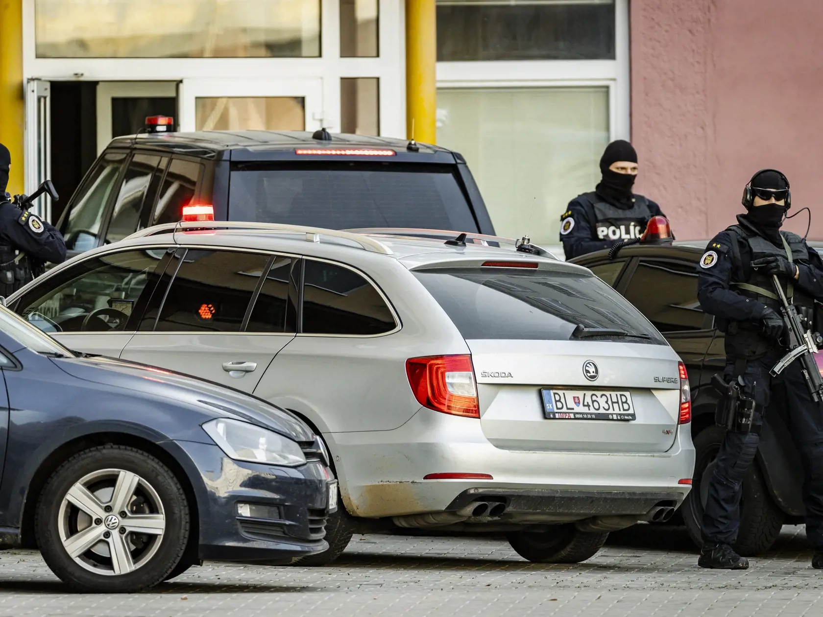 Príslušníci Národnej kriminálnej agentúry eskortovali do budovy Prezídia policajného zboru bývalého Prezidenta PZ SR Tibora Gašpara v rámci akcie Očistec.