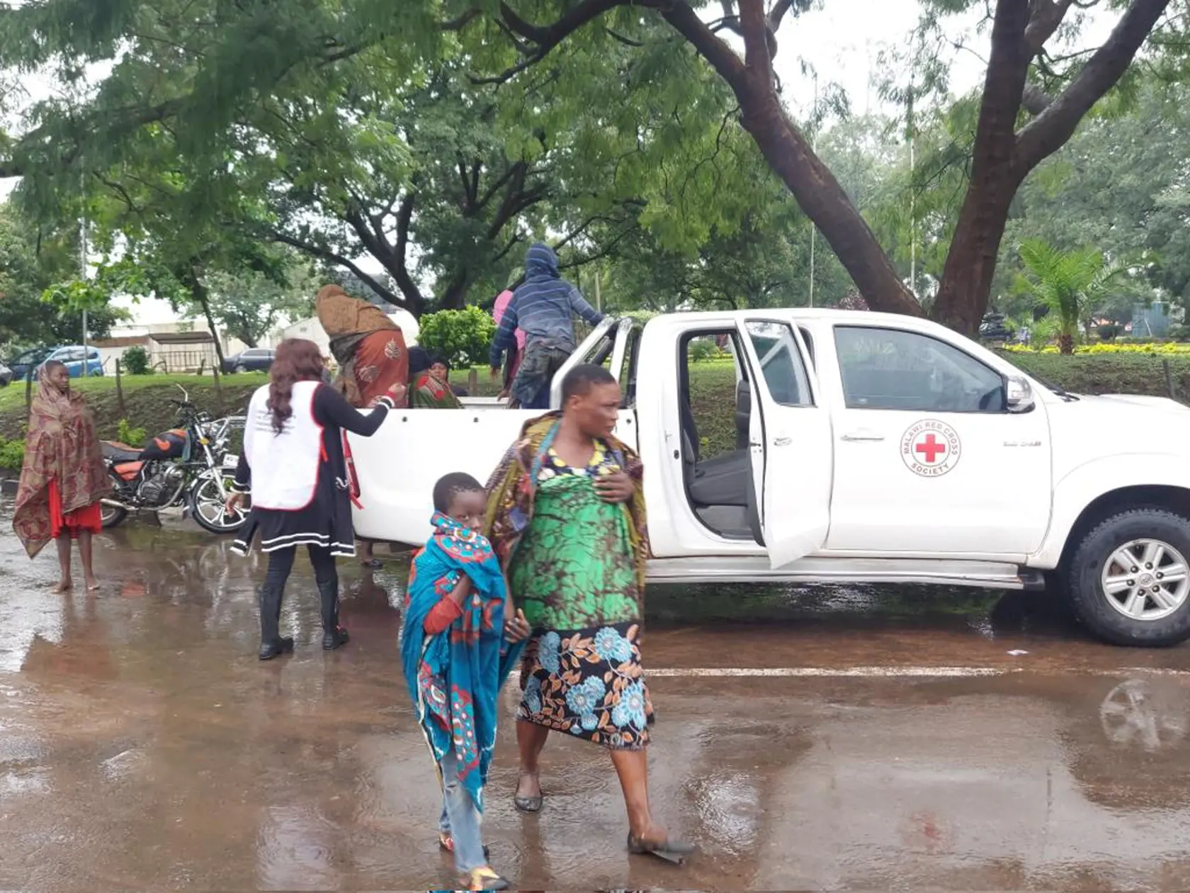 Z Mozambiku v pondelok priebežne hlásili najmenej štyri obete, no úplný rozsah škôd zatiaľ nie je známy. Očakáva sa, že počet obetí tam ešte stúpne.